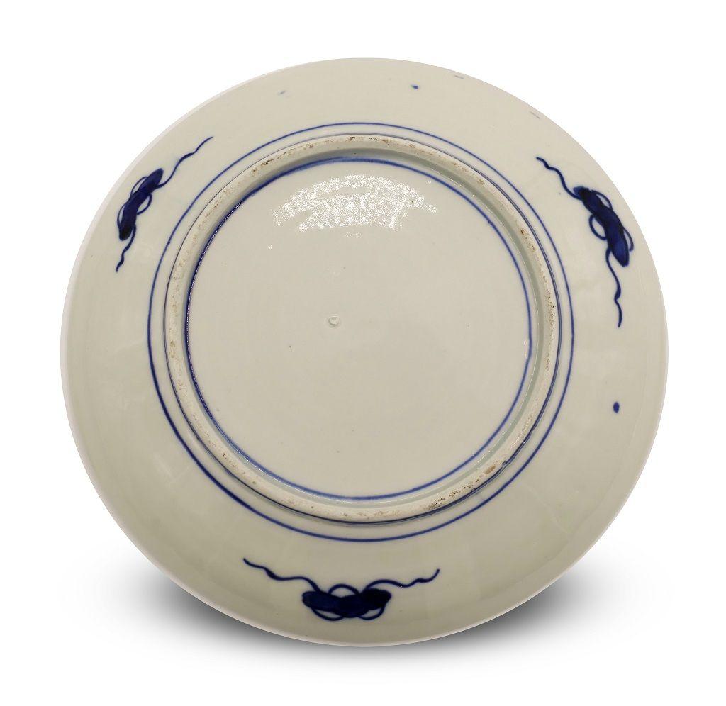 This porcelain wall plate is a decorative object manufactured in Japan at the end of the 19th century.

This refined wall plate is completely made in porcelain.

In good conditions, except for minor signs of age.

Dimensions: cm 31