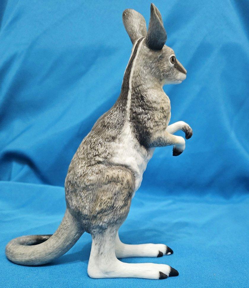 Vintage Lenox Porcelain Wallaby Sculpture, 7.5 Inches In Good Condition For Sale In Warrenton, OR
