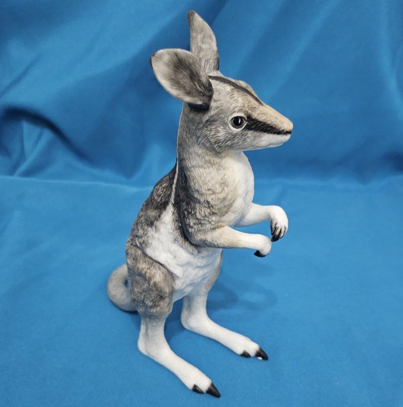 Vintage Lenox Porcelain Wallaby Sculpture, 7.5 Inches For Sale 1