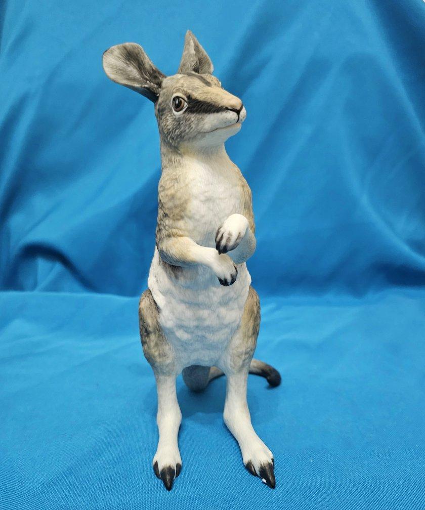 Vintage Lenox Porcelain Wallaby Sculpture, 7.5 Inches For Sale 2
