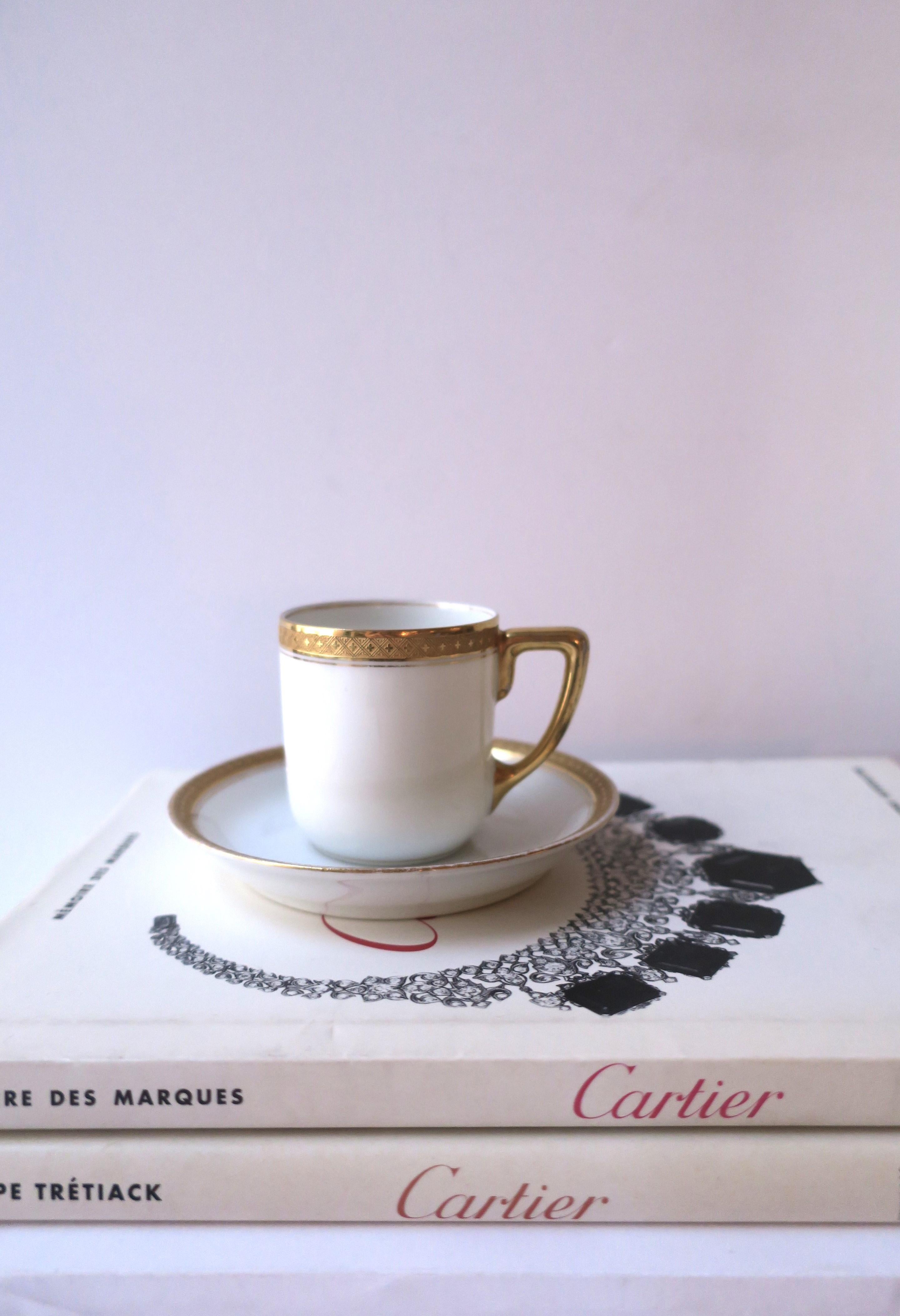 Porzellan Weiß und Gold Kaffee Espresso Tee Demitasse Tasse und Untertasse Rosenthal im Zustand „Gut“ im Angebot in New York, NY