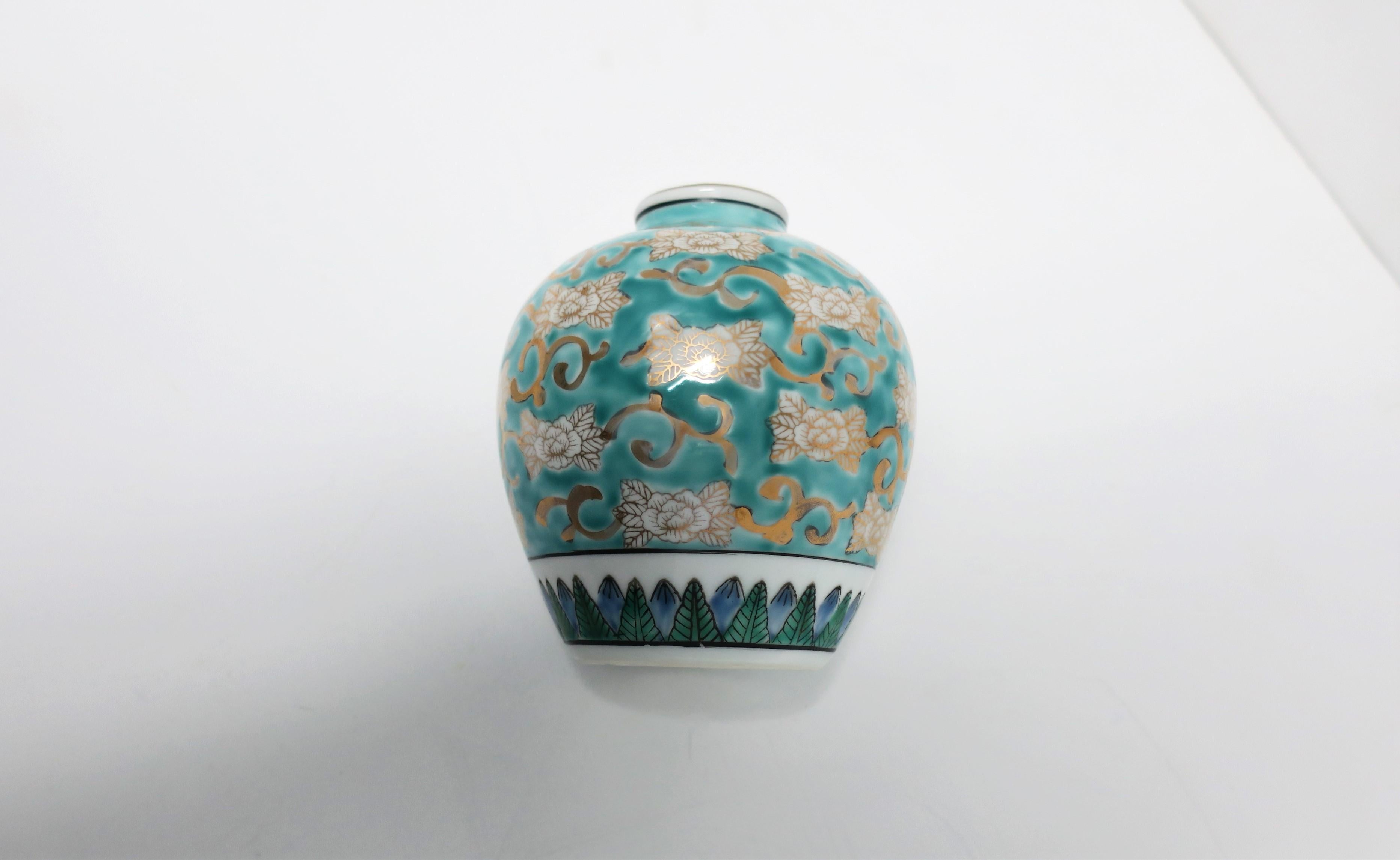 Mid-20th Century Imari White Blue and Gold Porcelain Urn Ginger Jar Vase, circa 1960s For Sale