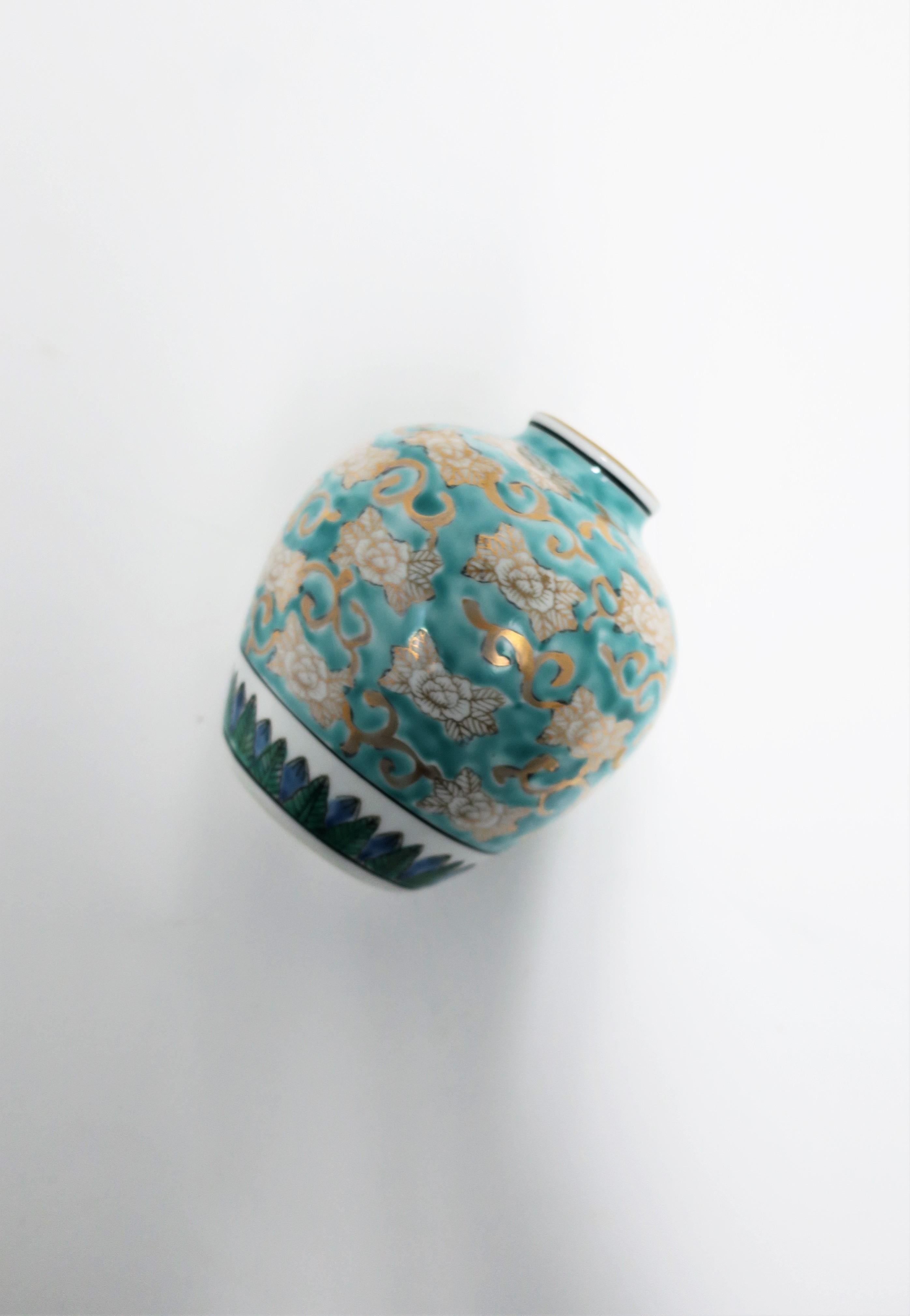Imari White Blue and Gold Porcelain Urn Ginger Jar Vase, circa 1960s For Sale 1
