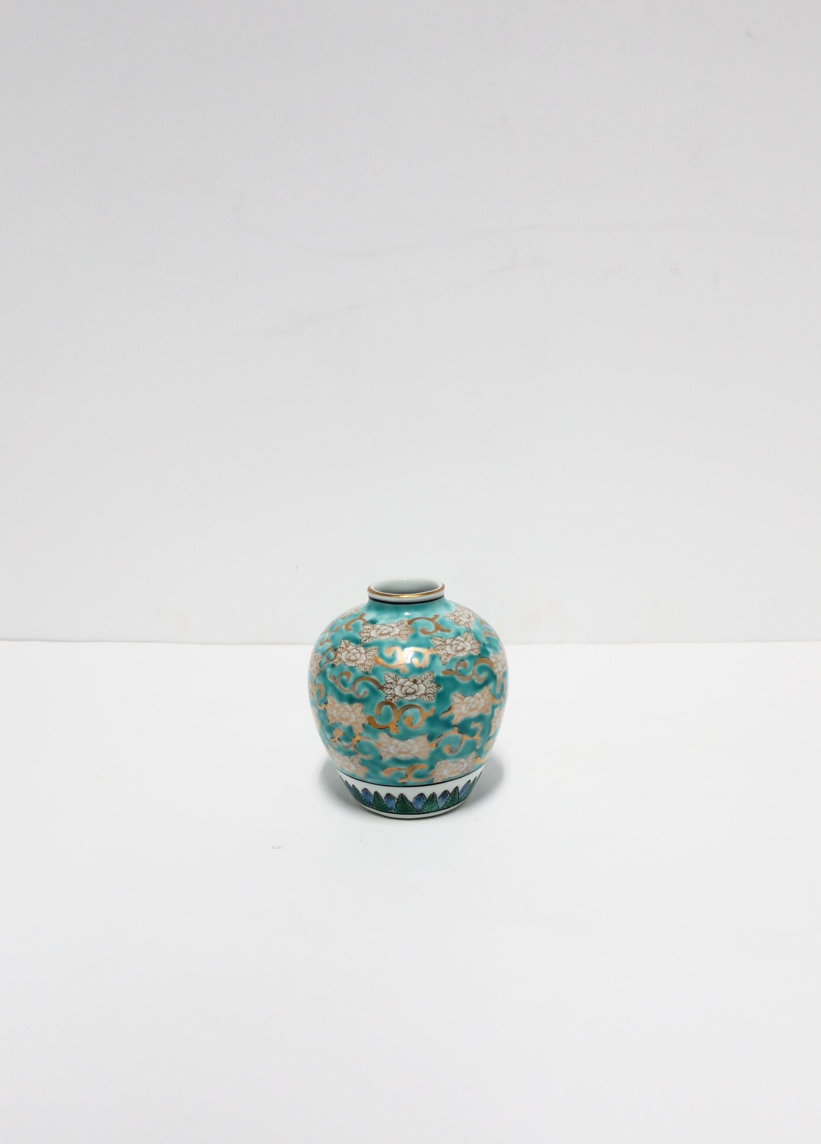 Magnifique vase ou récipient en porcelaine blanche Imari et urne bleu turquoise et or, vers le milieu du 20e siècle, années 1960, Japon. Le Japon est connu pour sa porcelaine fine ; le vase est en porcelaine blanche, peinte à la main en bleu