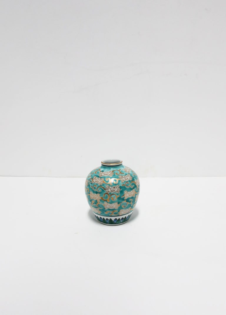 A beautiful vintage Imari white porcelain and turquoise blue and gold urn ginger jar vase or vessel, circa mid-20th century, 1960s, Japan. Japan is known for its fine porcelain; vase is white porcelain, hand painted in turquoise blue, royal blue,
