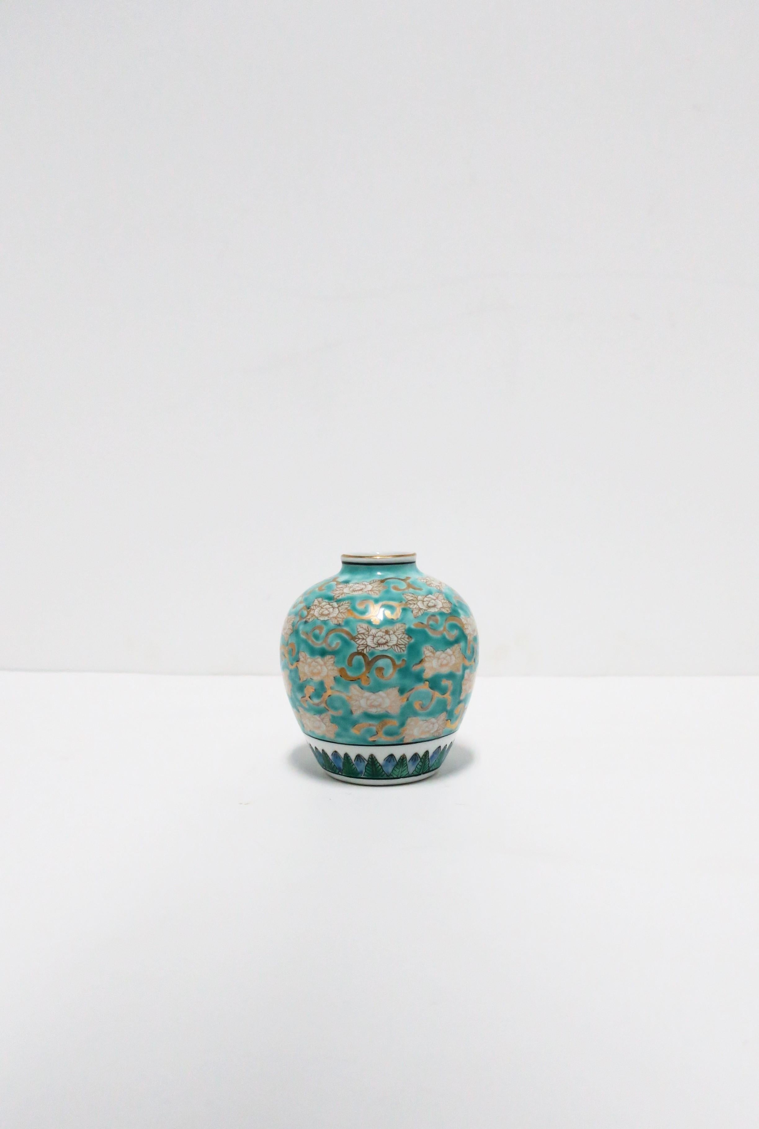 Chinoiseries Vase jarre à gingembre en porcelaine Imari blanc, bleu et or, vers les années 1960 en vente
