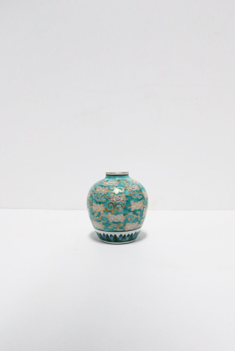 Chinoiserie Imari White Blue and Gold Porcelain Urn Ginger Jar Vase, circa 1960s For Sale