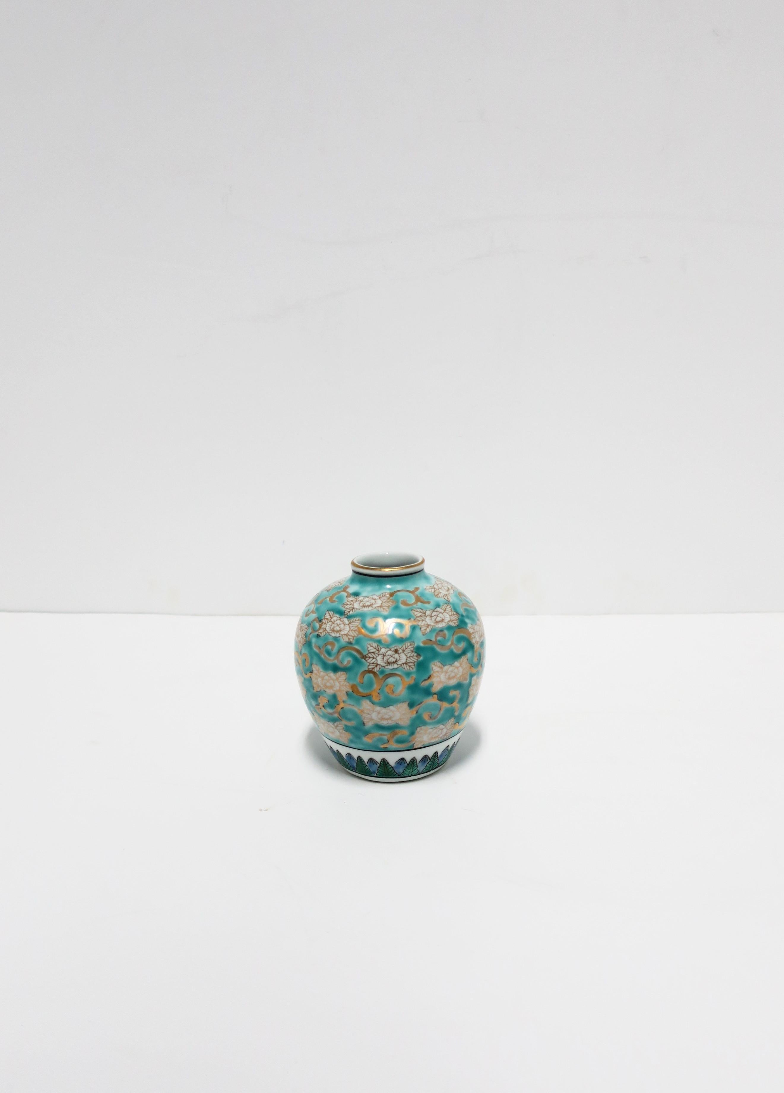 Japonais Vase jarre à gingembre en porcelaine Imari blanc, bleu et or, vers les années 1960 en vente