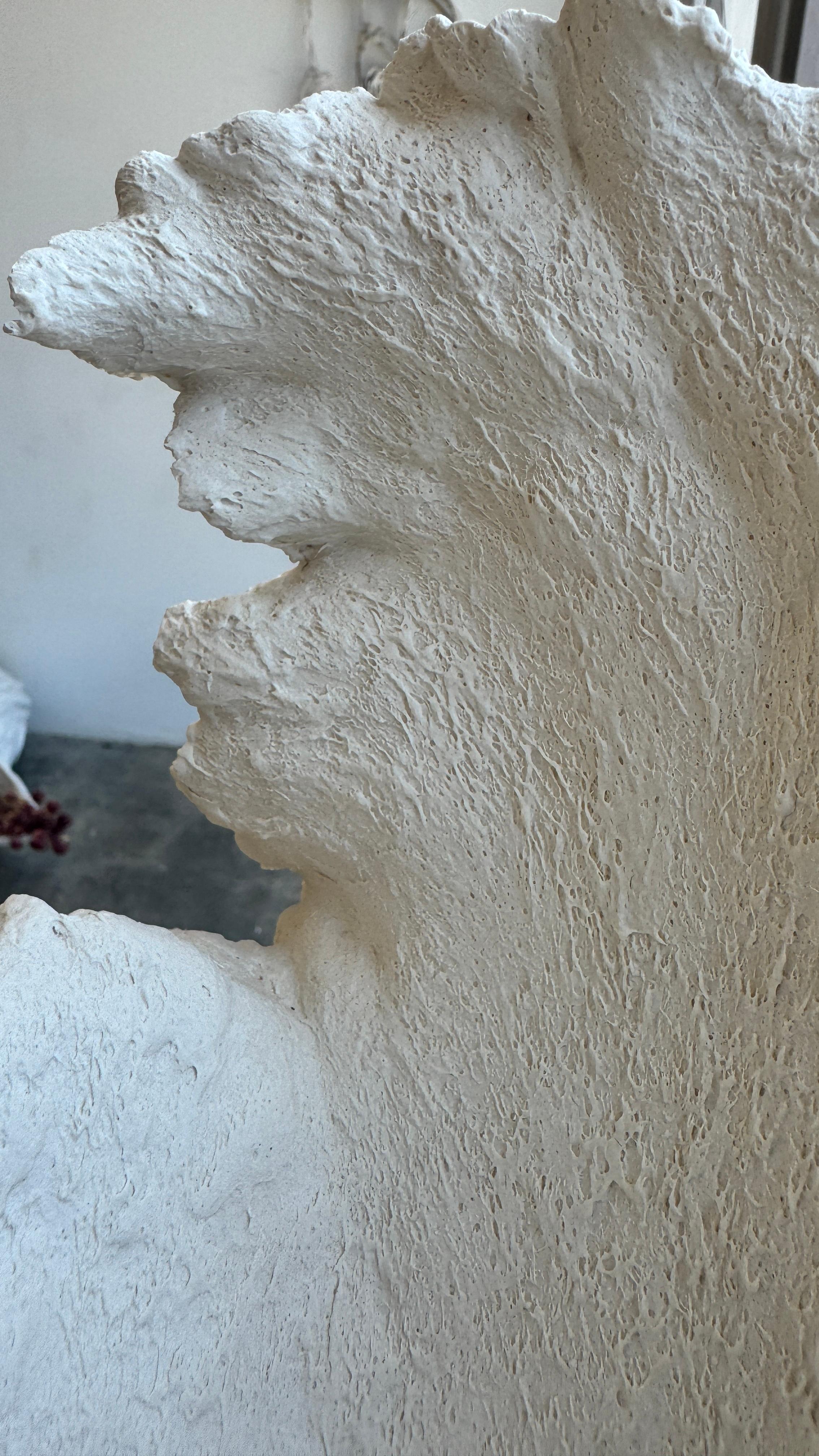 Weißes Porzellan-Skulptur-Gefäß. Violett im Angebot 6
