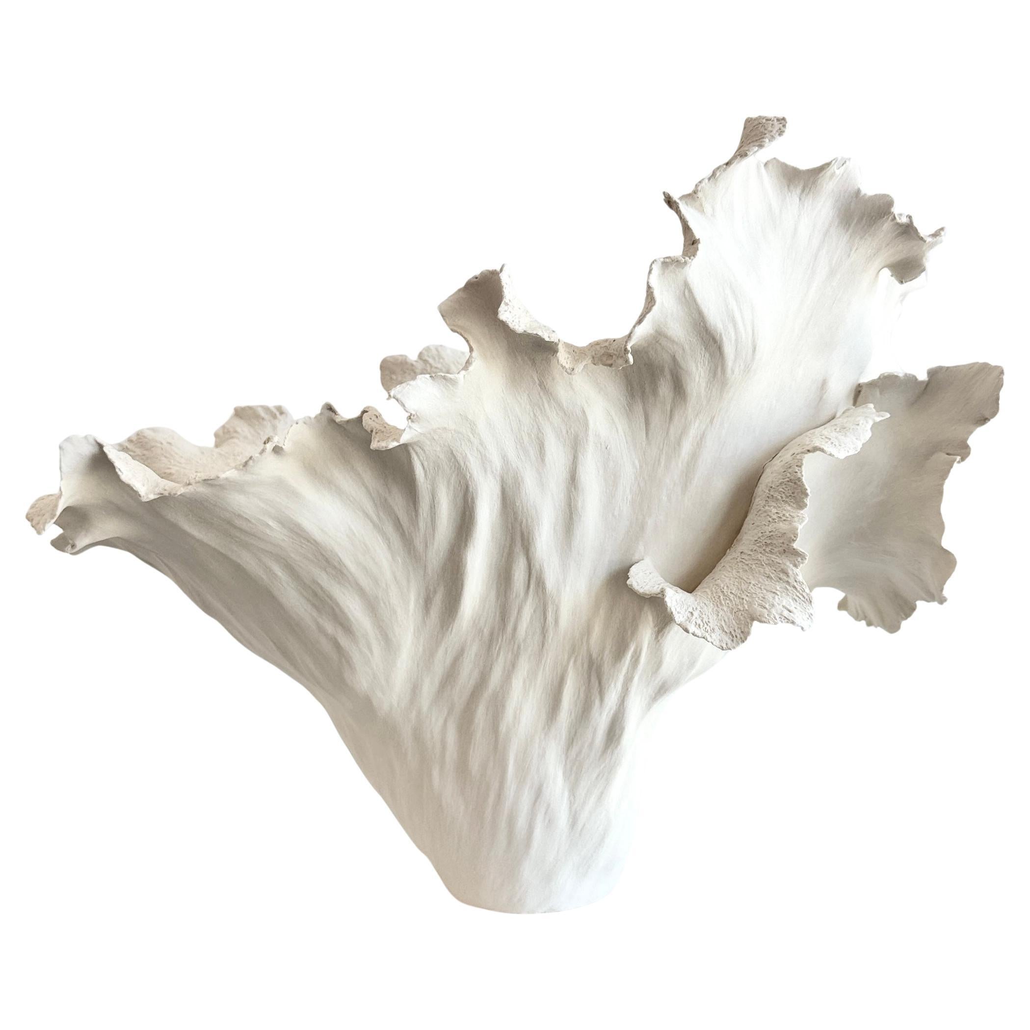 Vaso scultura in porcellana bianca. Viola