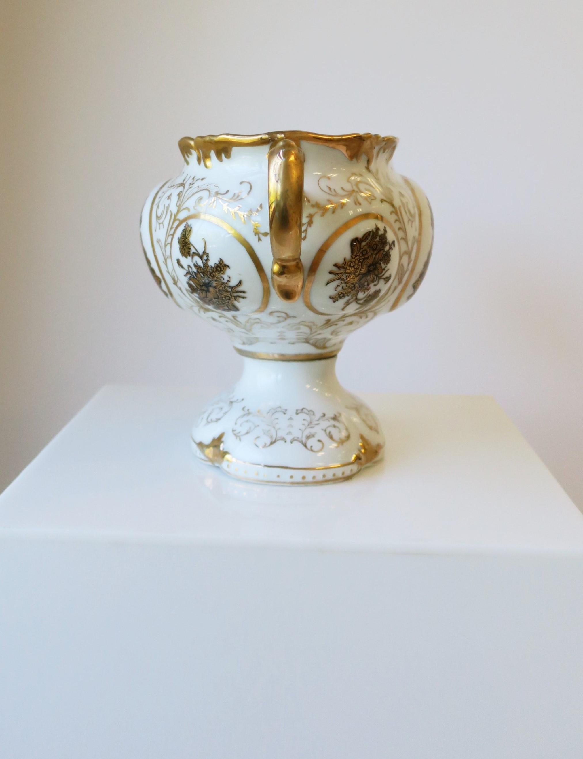 Italian Porcelain Urn or Jardinière Neoclassical Design  For Sale 8