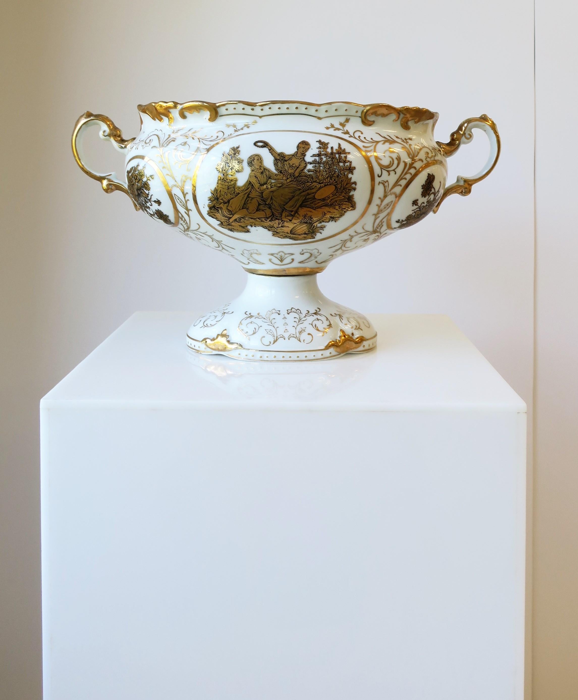 A beautiful, relatively large, Italian white porcelain urn or jardinière with gold Neoclassical design, circa early to mid-20th century, Italy. Beautiful as a standalone piece or to hold fruits, vegetables, or as a jardinière to hold a