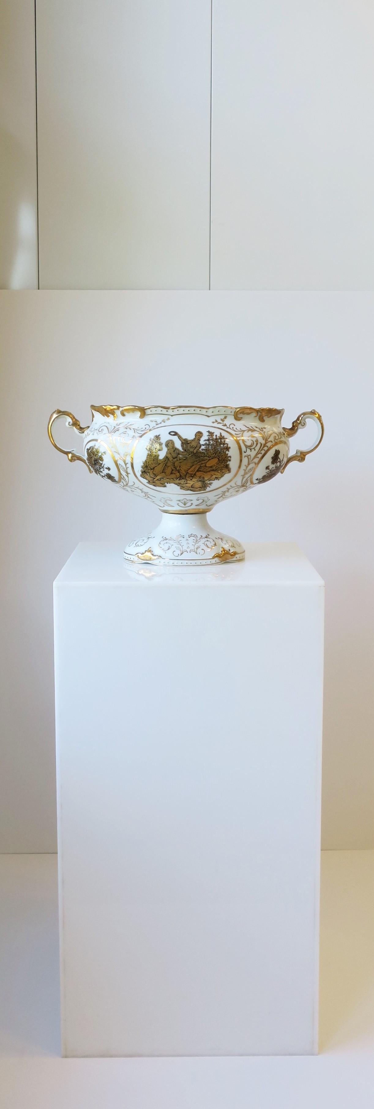 Italian Porcelain Urn or Jardinière Neoclassical Design  In Good Condition For Sale In New York, NY
