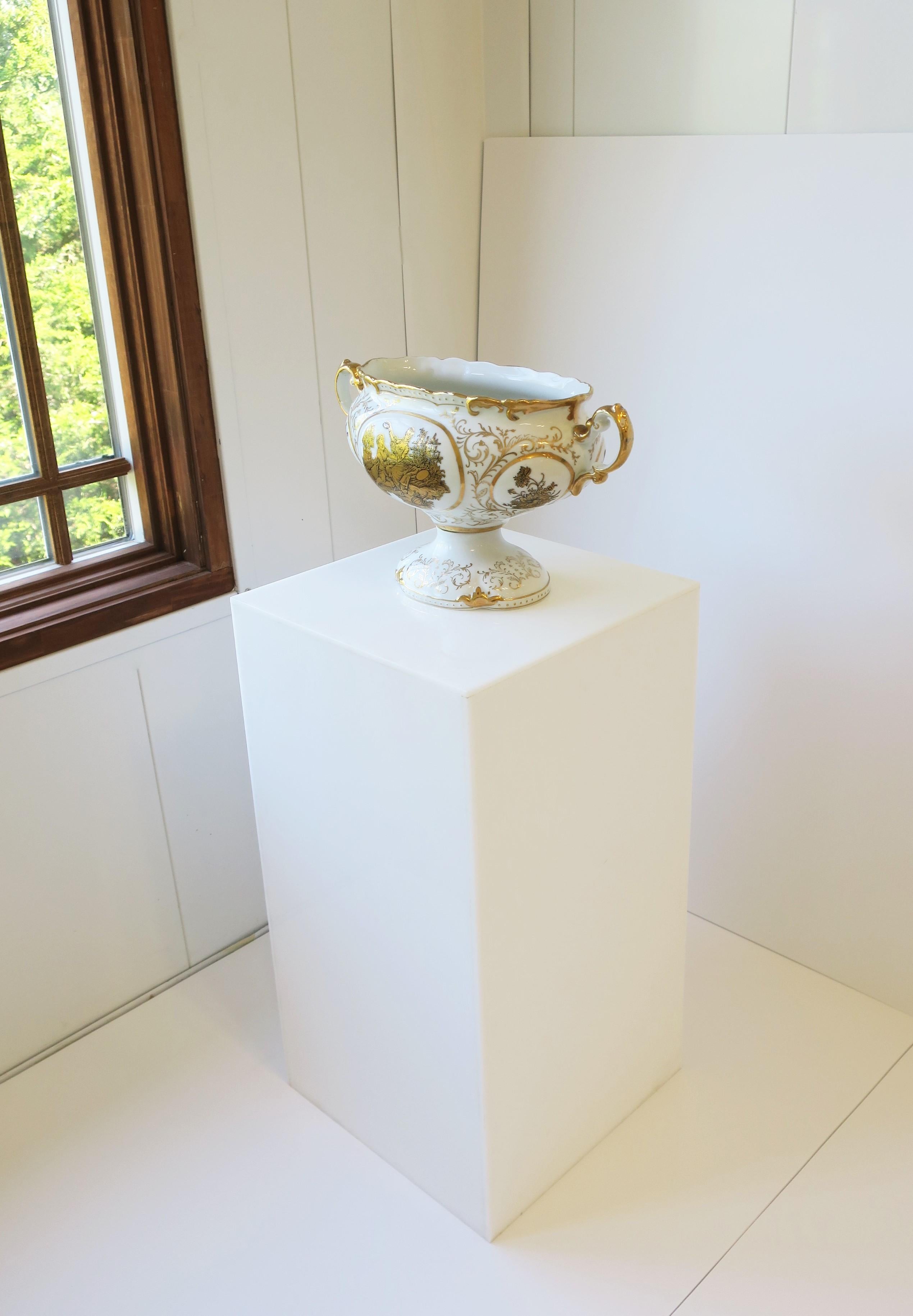 Italian Porcelain Urn or Jardinière Neoclassical Design  For Sale 3