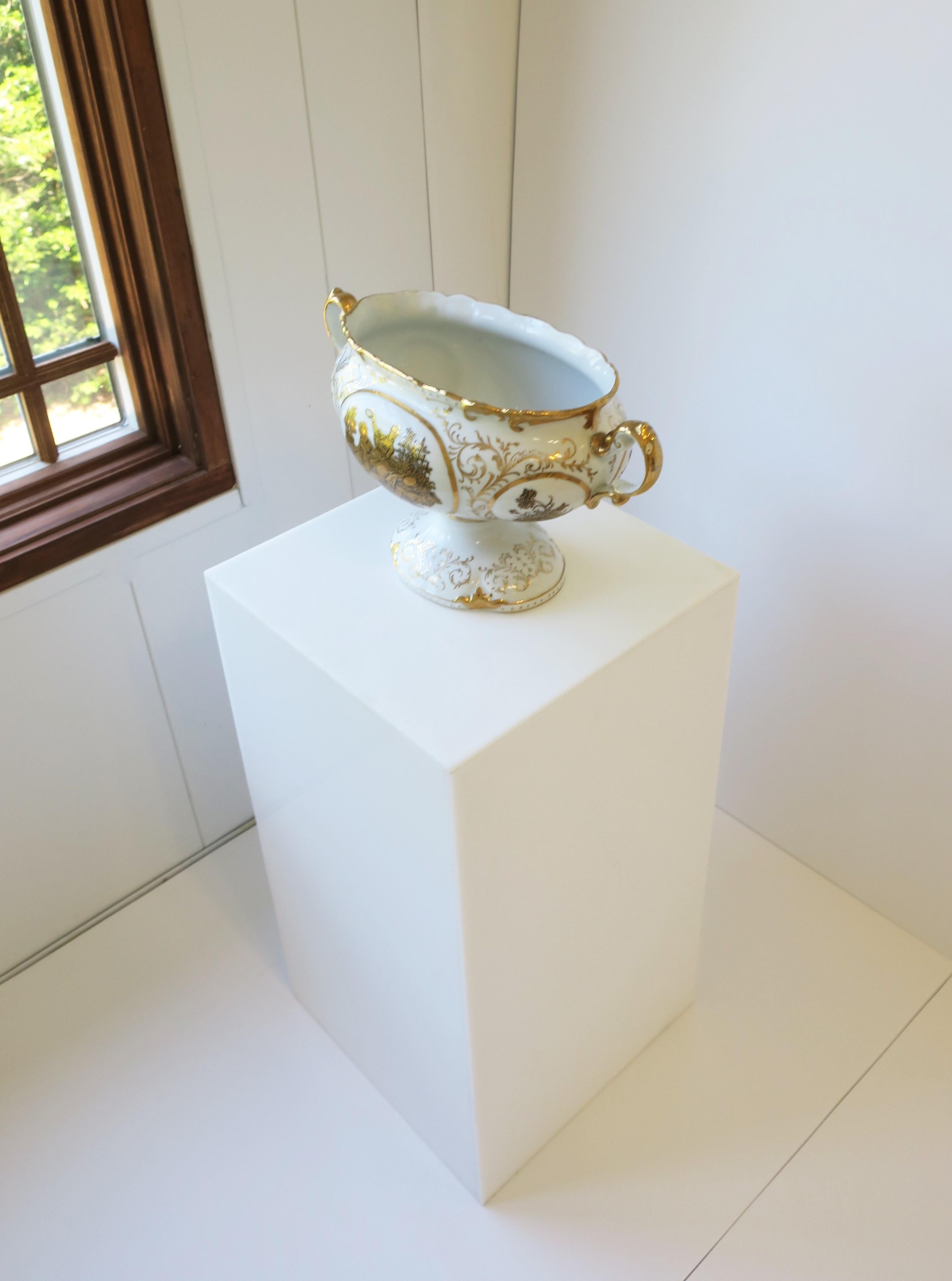 Italian Porcelain Urn or Jardinière Neoclassical Design  For Sale 4