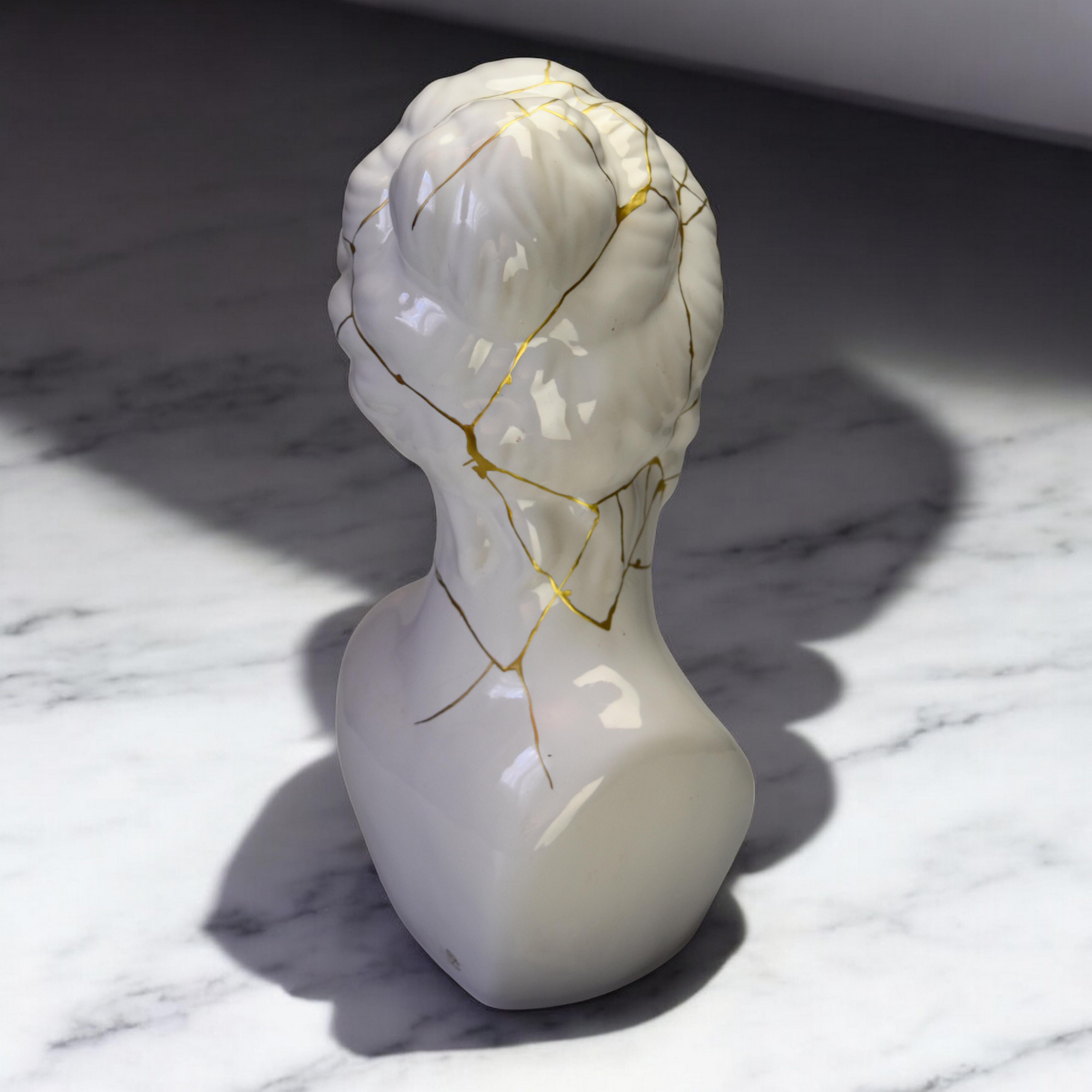 Porcelain woman Bust with kintsugi In Excellent Condition For Sale In MEAUX, FR