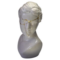 Busto di donna in porcellana con kintsugi