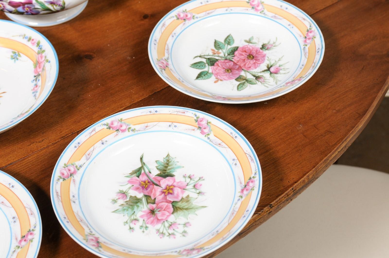 Ensemble de plats à fleurs en porcelaine de Paris du 19ème siècle avec casserole et assiettes en vente 4