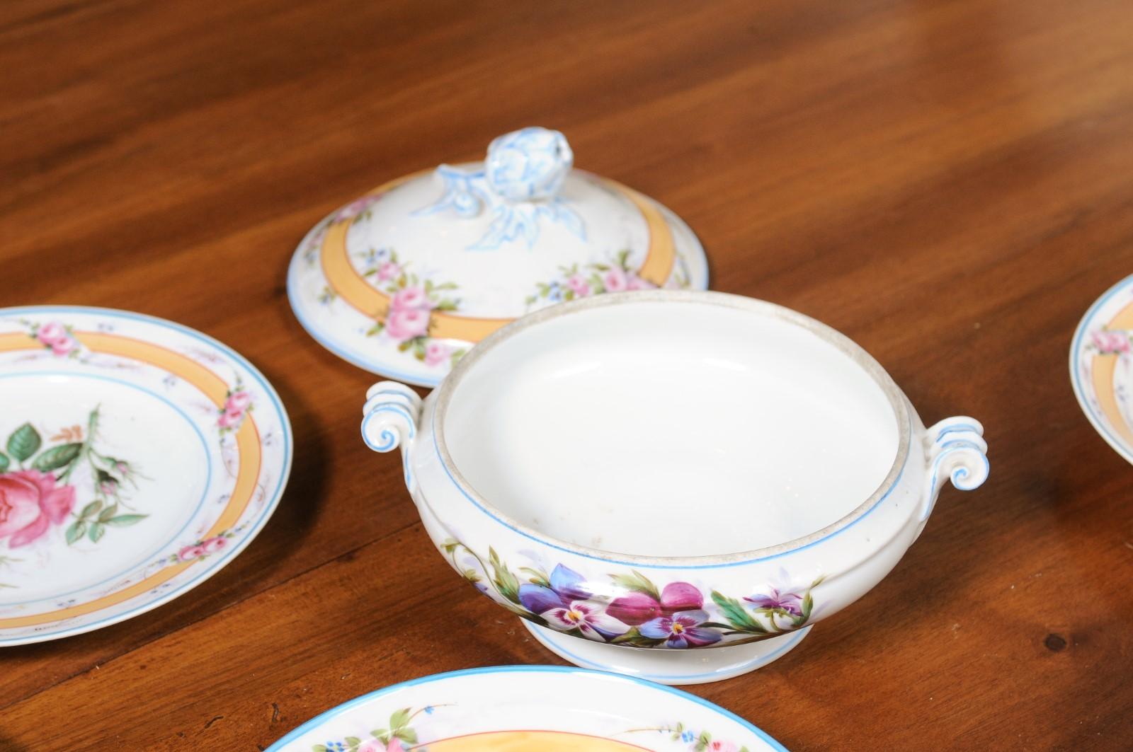 Porcelaine de Paris 19th Century Floral Dish Set with Casserole and Plates For Sale 8