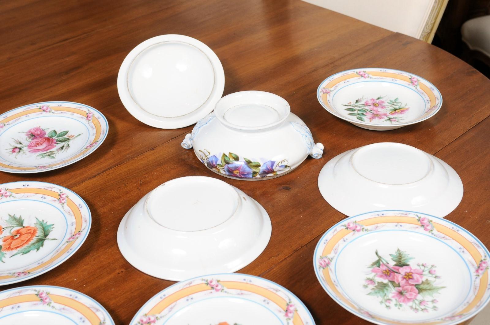 Porcelaine de Paris 19th Century Floral Dish Set with Casserole and Plates For Sale 9
