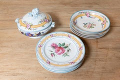 Porcelaine de Paris, 19. Jahrhundert, florales Geschirrset mit Kasserolle und Tellern