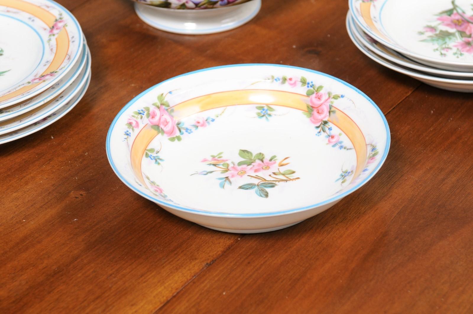 Ensemble de plats à fleurs en porcelaine de Paris du 19ème siècle avec casserole et assiettes Bon état - En vente à Atlanta, GA