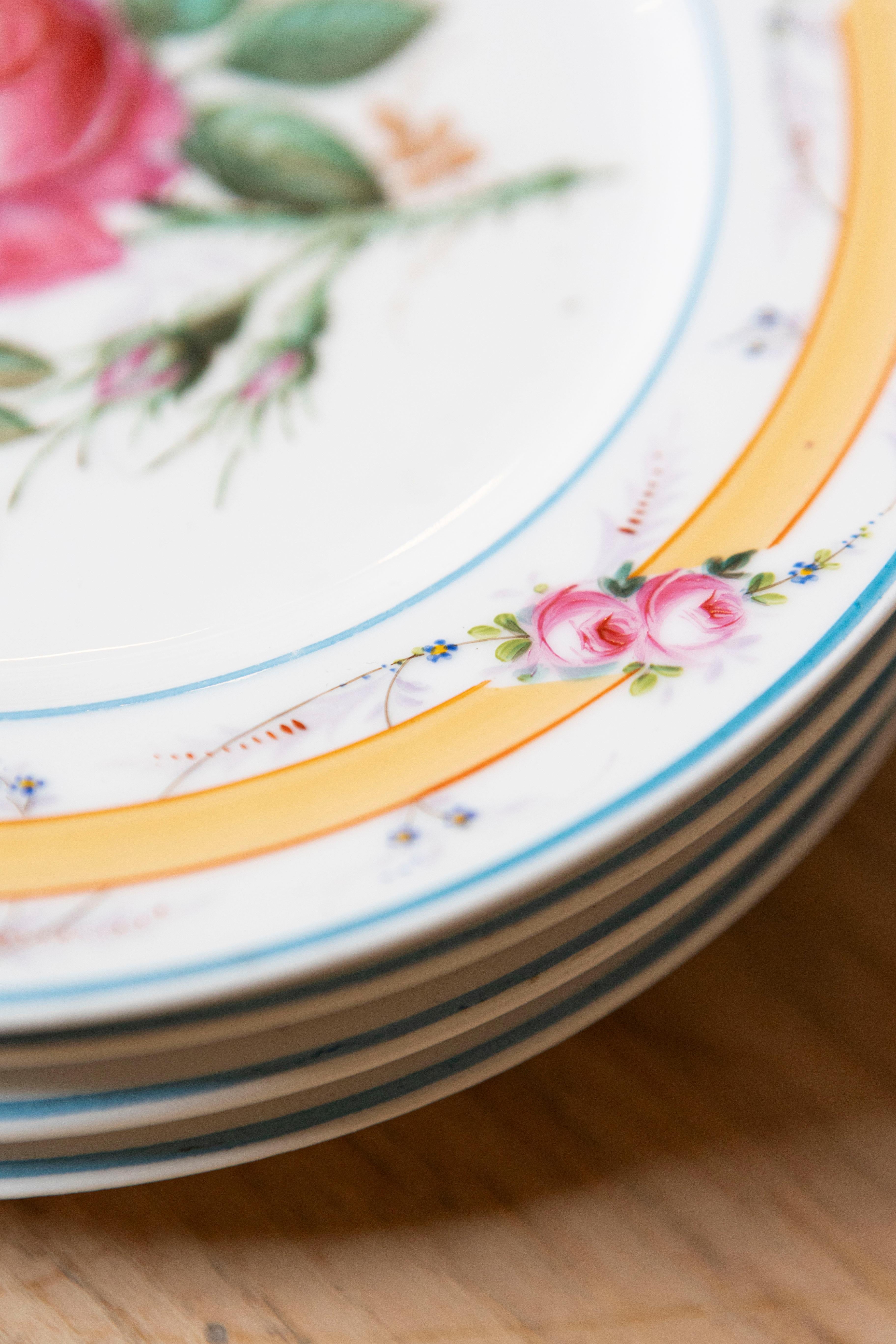 Porcelaine de Paris 19th Century Floral Dish Set with Casserole and Plates In Good Condition For Sale In Atlanta, GA