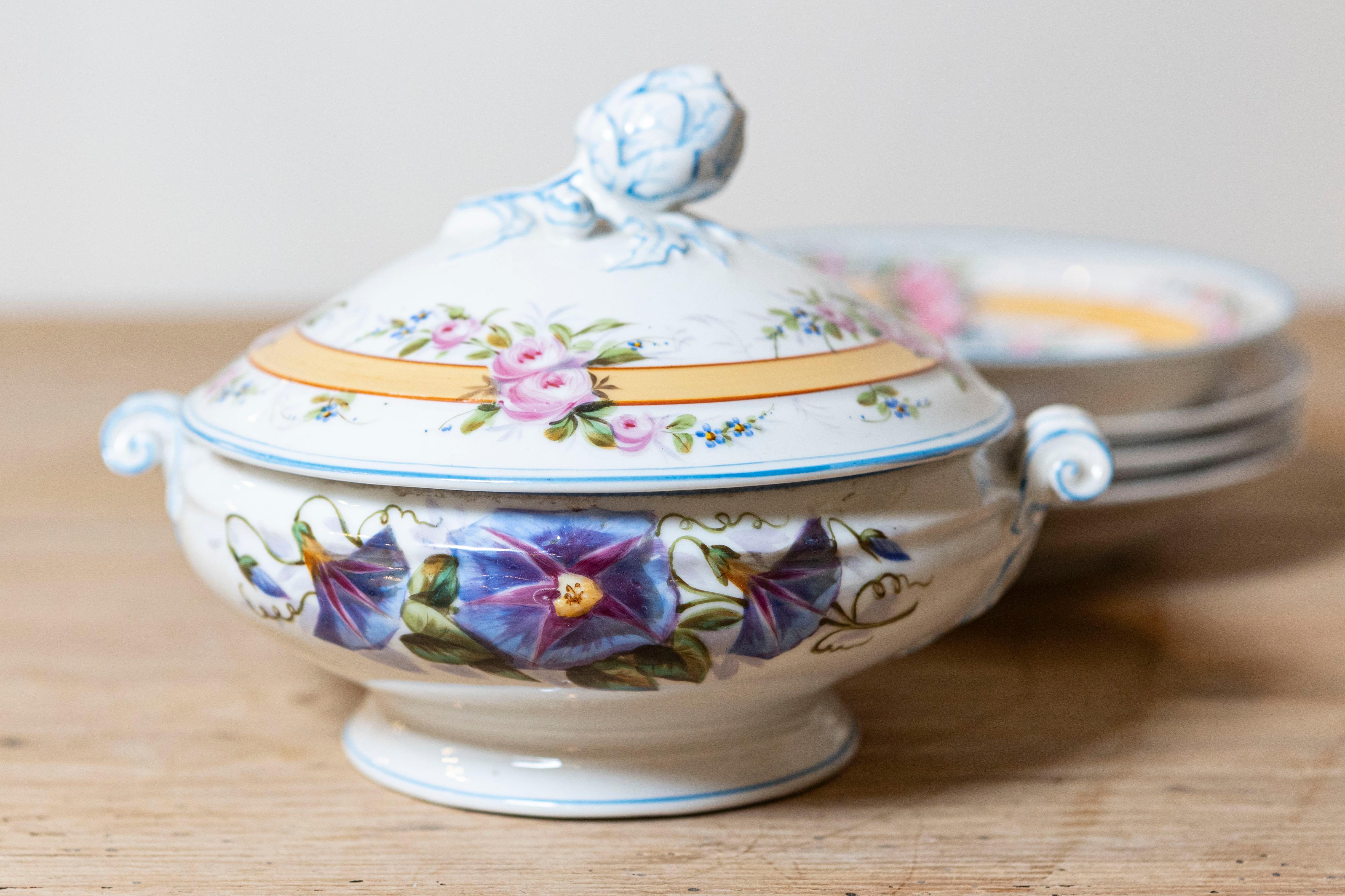 Porcelaine de Paris 19th Century Floral Dish Set with Casserole and Plates For Sale 1
