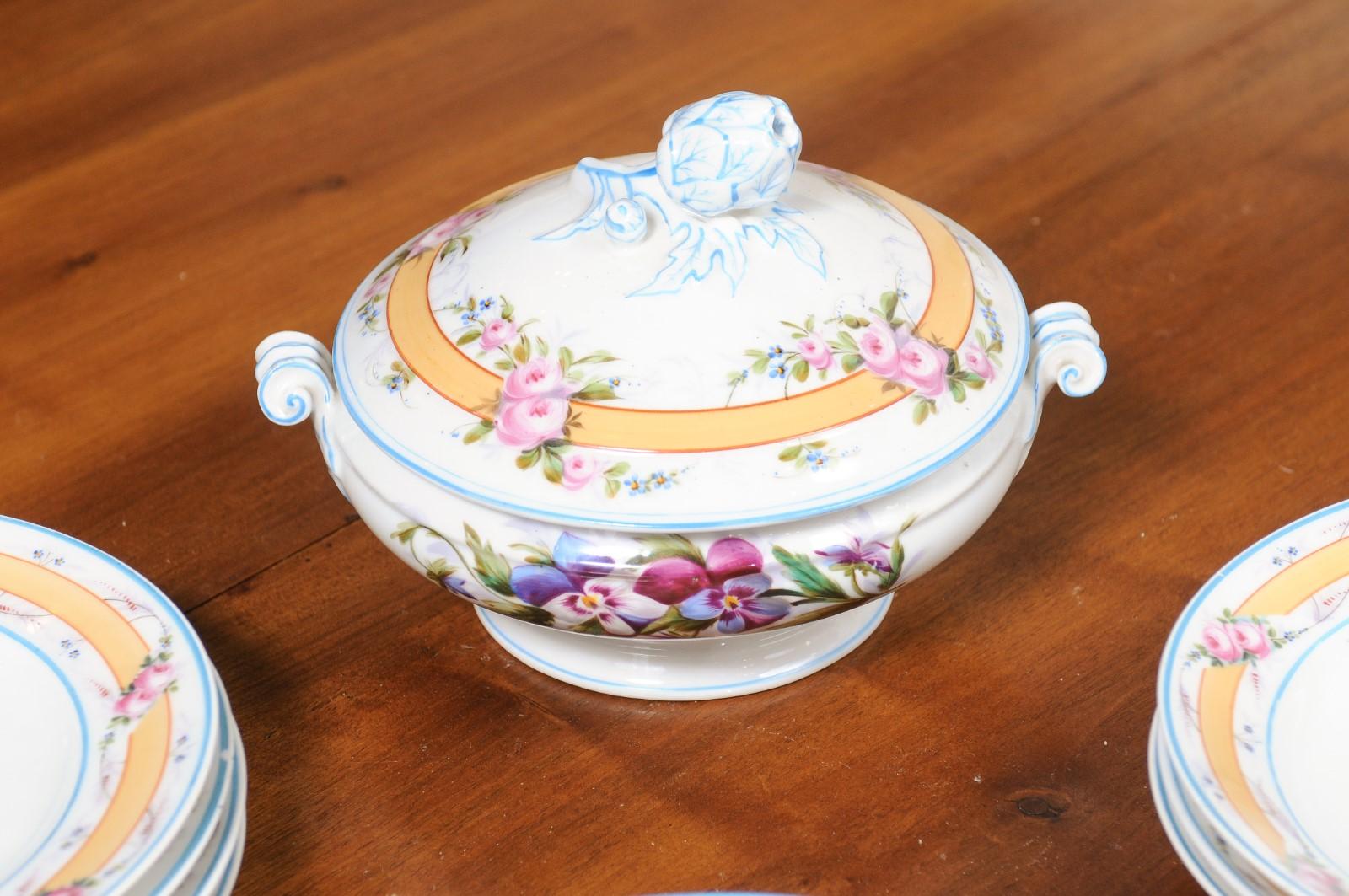 Porcelaine de Paris 19th Century Floral Dish Set with Casserole and Plates For Sale 2