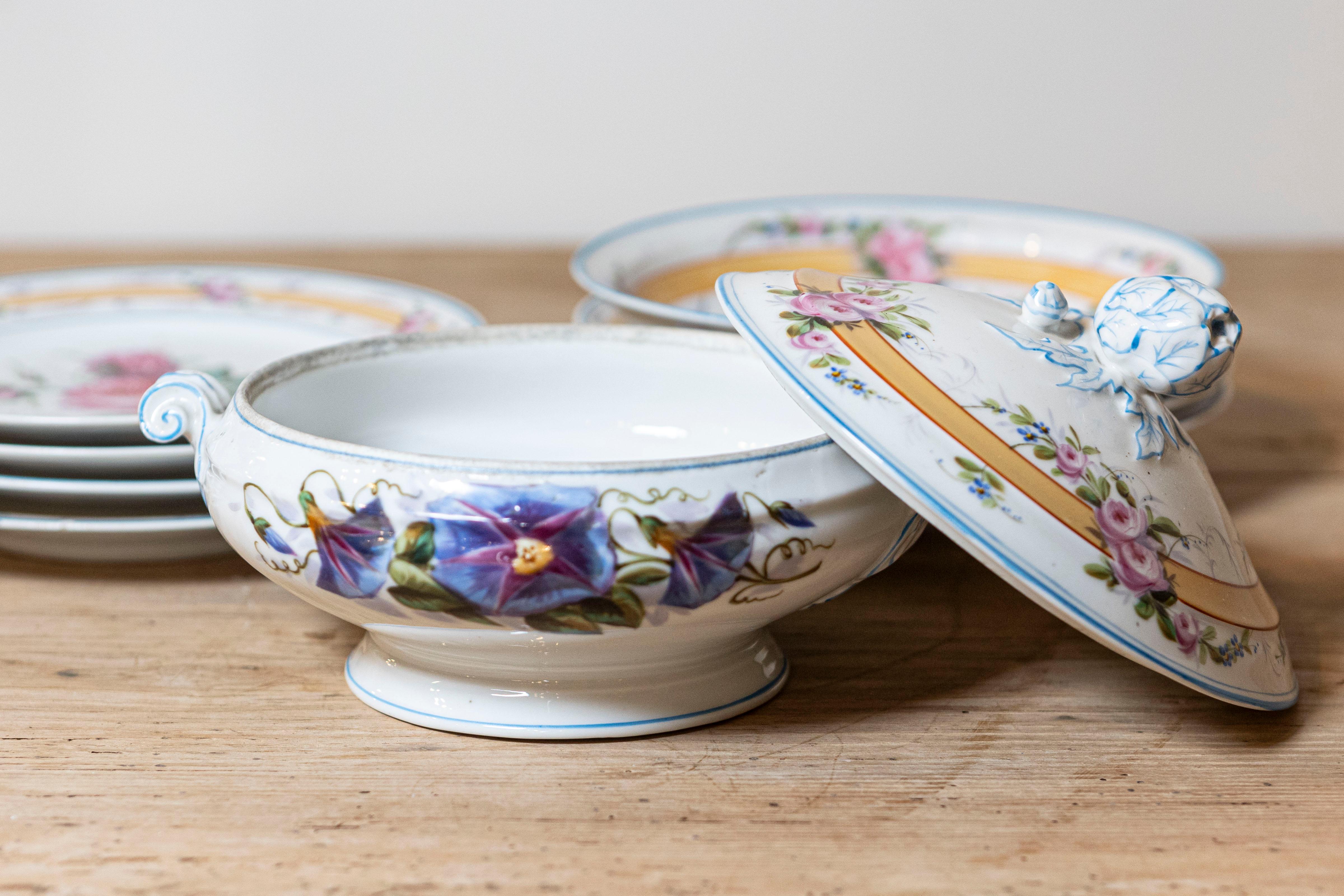 Porcelaine de Paris 19th Century Floral Dish Set with Casserole and Plates For Sale 2