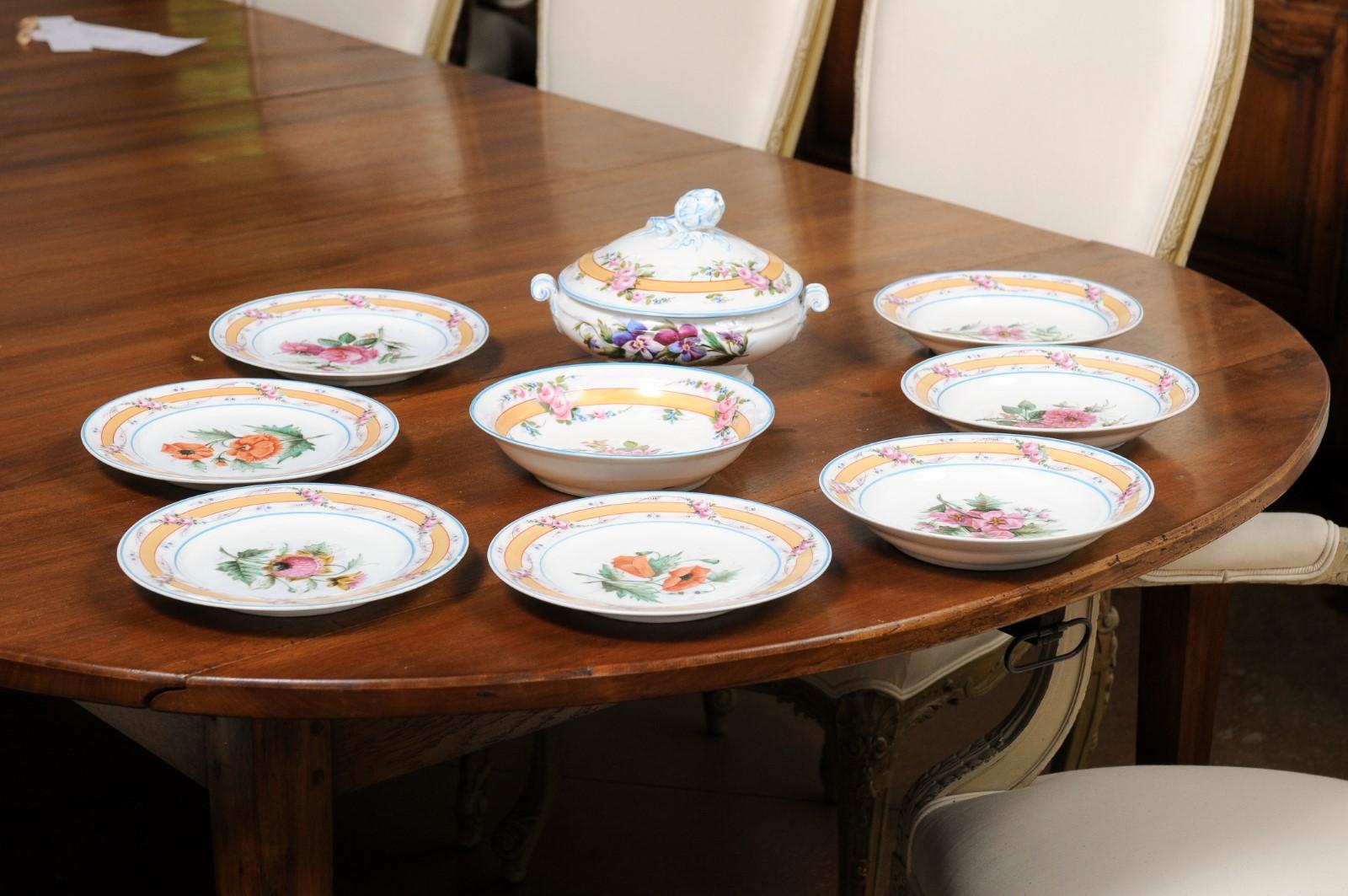 Ensemble de plats à fleurs en porcelaine de Paris du 19ème siècle avec casserole et assiettes en vente 1