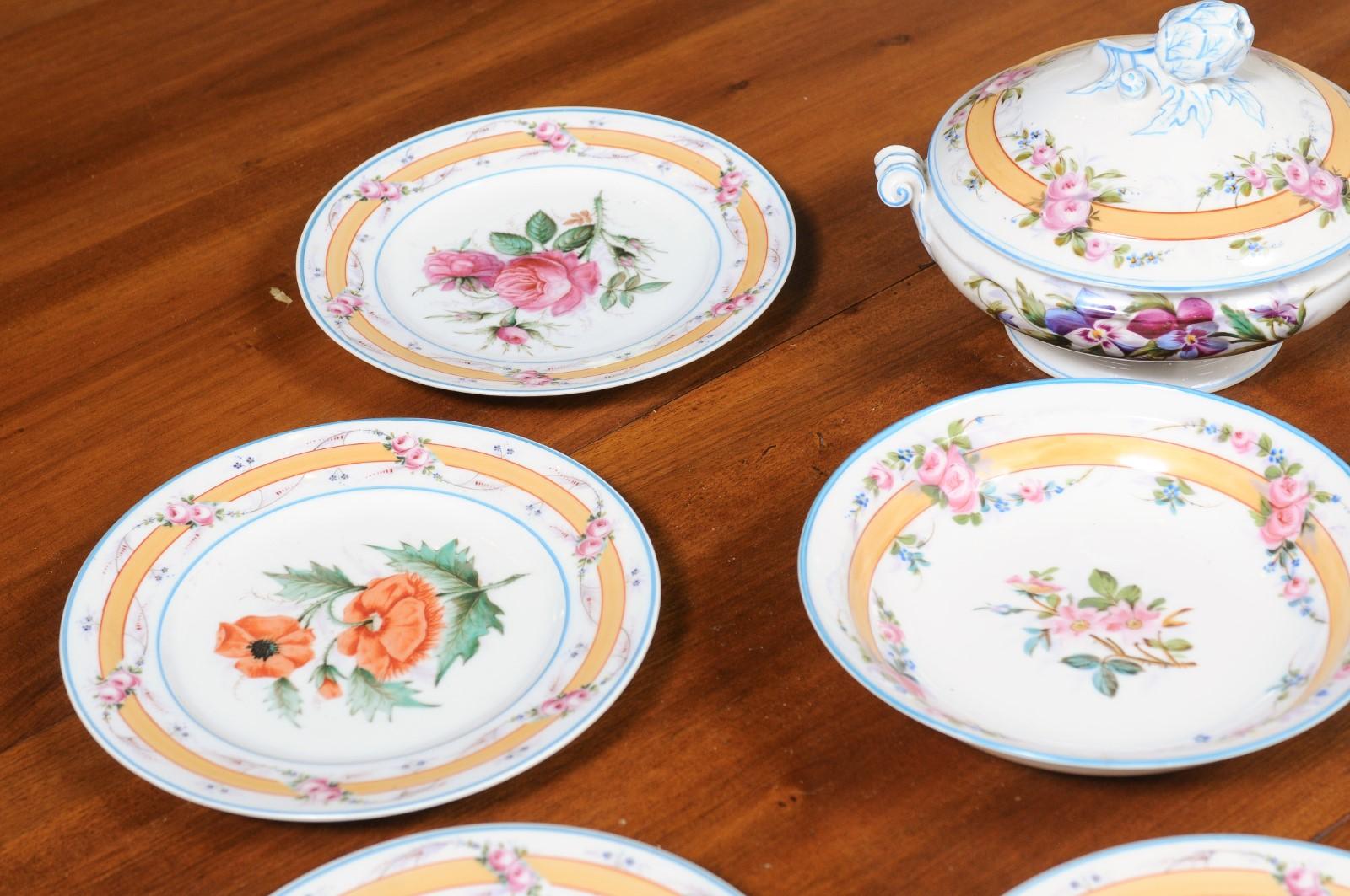 Ensemble de plats à fleurs en porcelaine de Paris du 19ème siècle avec casserole et assiettes en vente 2
