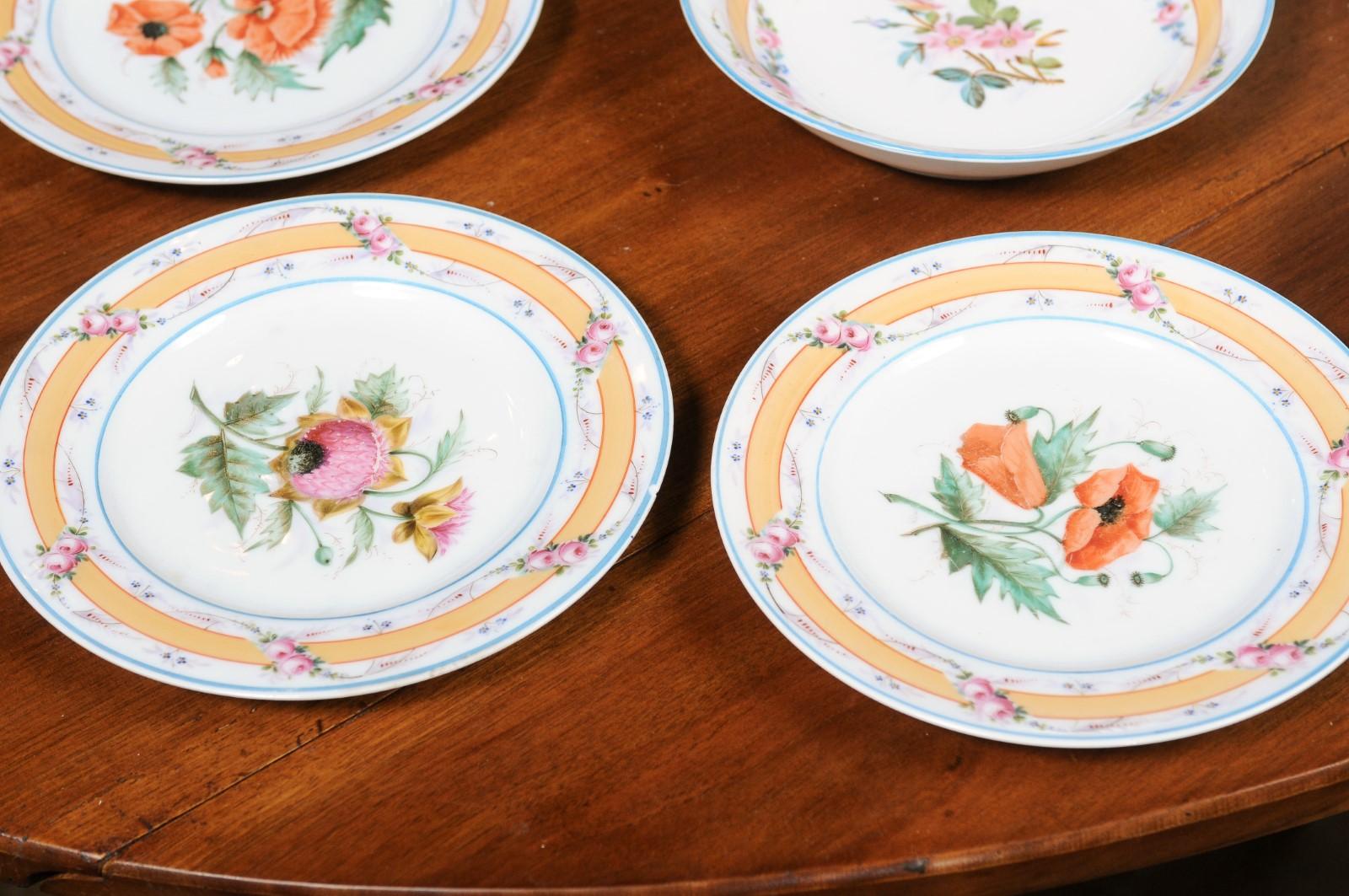 Ensemble de plats à fleurs en porcelaine de Paris du 19ème siècle avec casserole et assiettes en vente 3