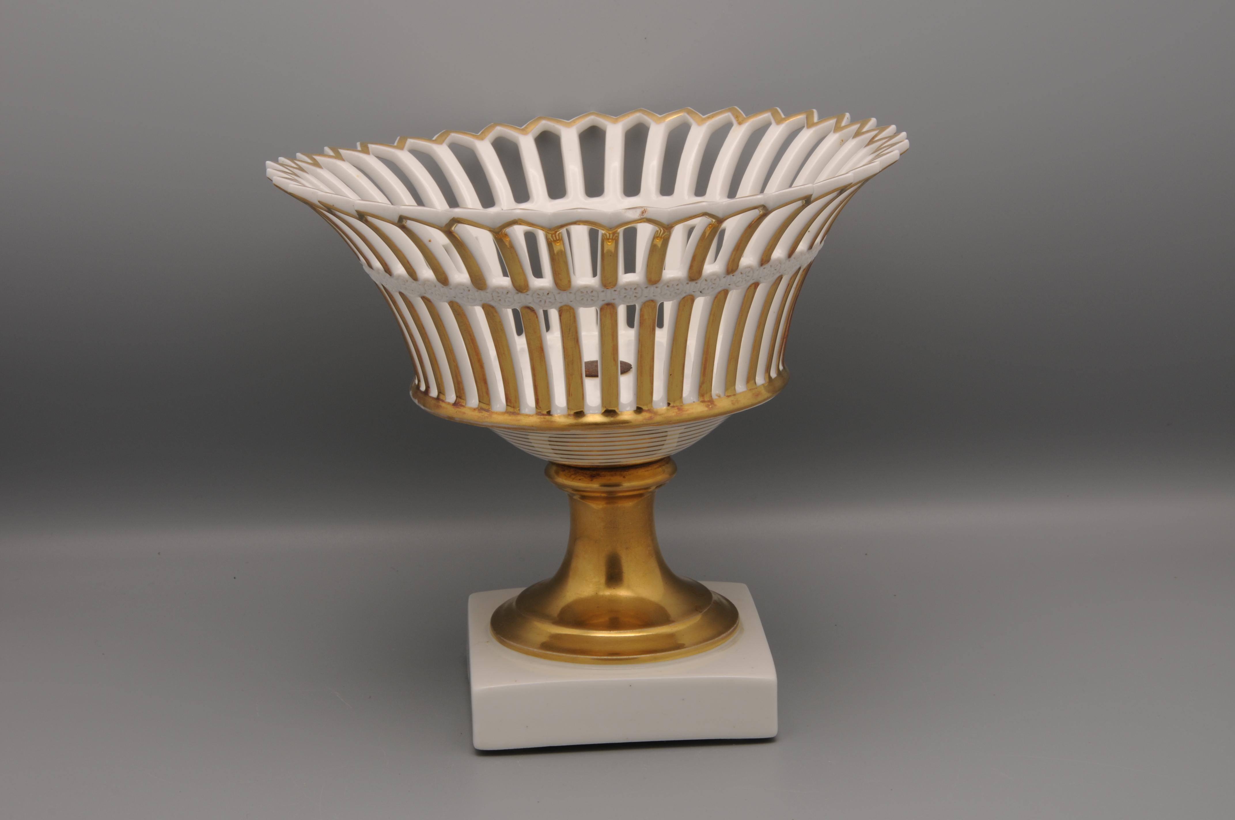 Gilt Porcelaine de Paris Openwork Coupe Centerpiece to be placed centrally on the table, for fruit or flowers. Empire Style. French, 19th century center basket, rond form with reticulated rim, on tiered square base.
Decorative border with bisque