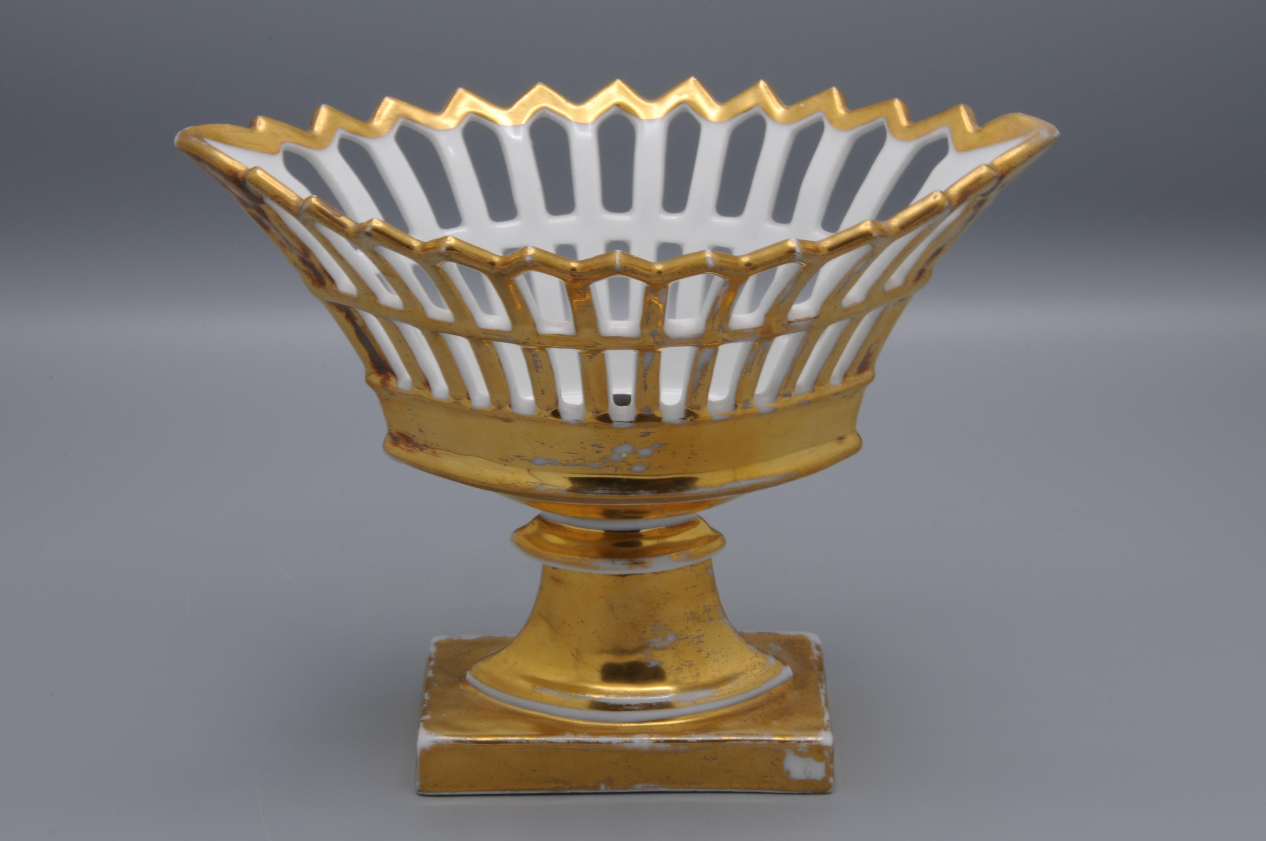 Porcelaine de Paris - Vergoldeter Tafelaufsatz Ajour Coupe (Empire) im Angebot