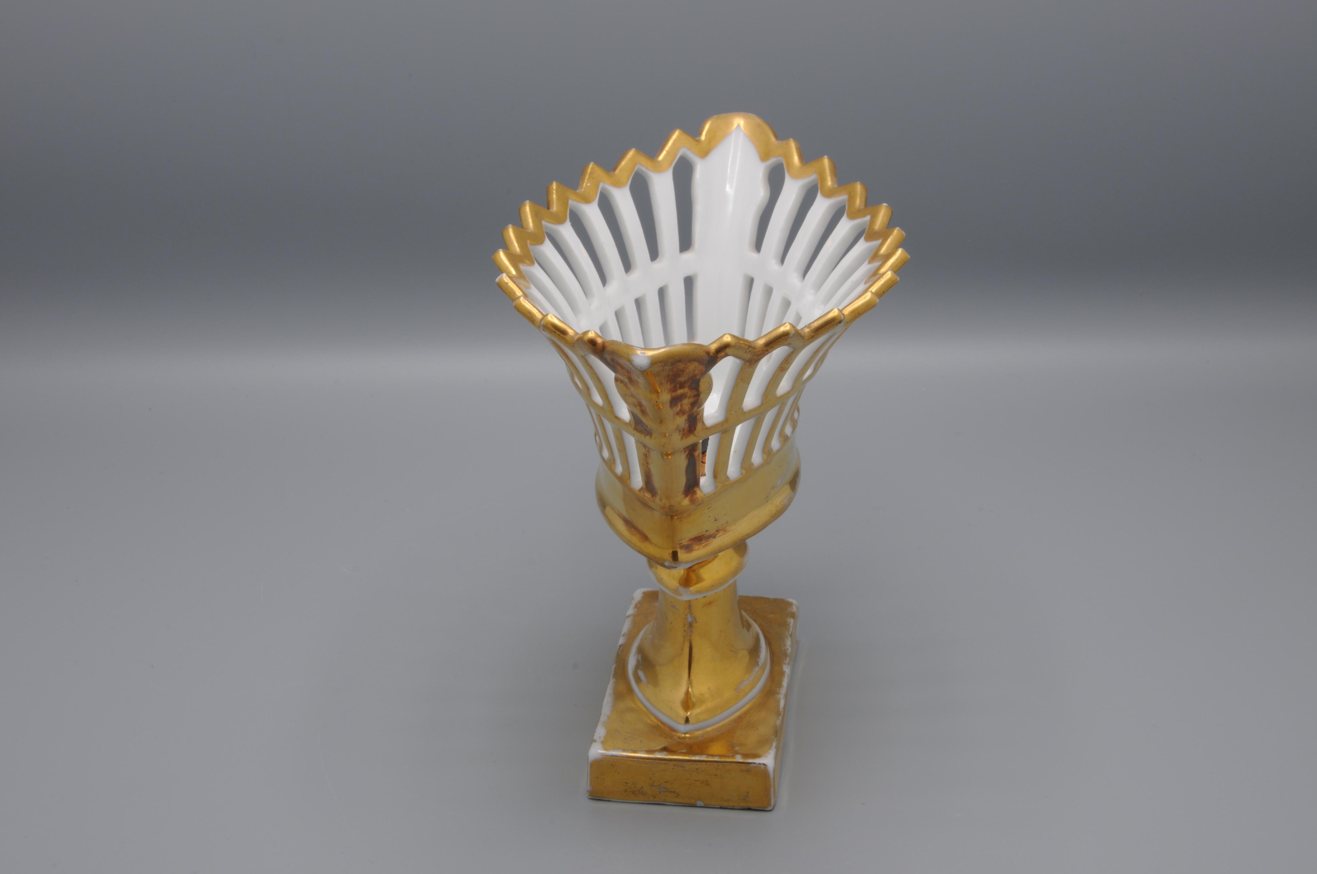 Porcelaine de Paris - Vergoldeter Tafelaufsatz Ajour Coupe (19. Jahrhundert) im Angebot
