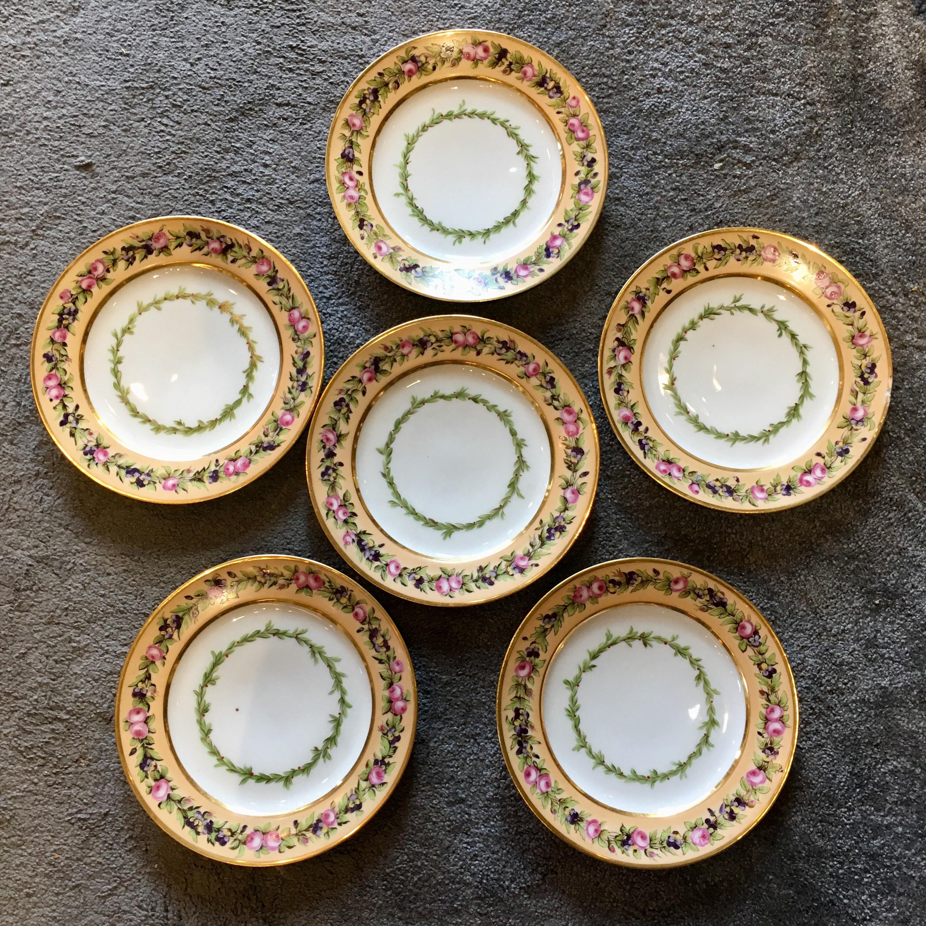 Porcelaine de Paris, circa 1850.
Very beautiful and elegant set of 12 plates to the model.
A superb pattern of roses, pansies and foliage. Circled with a gold border.

Measures: Diameter 23.5cm, Height 3.5cm.