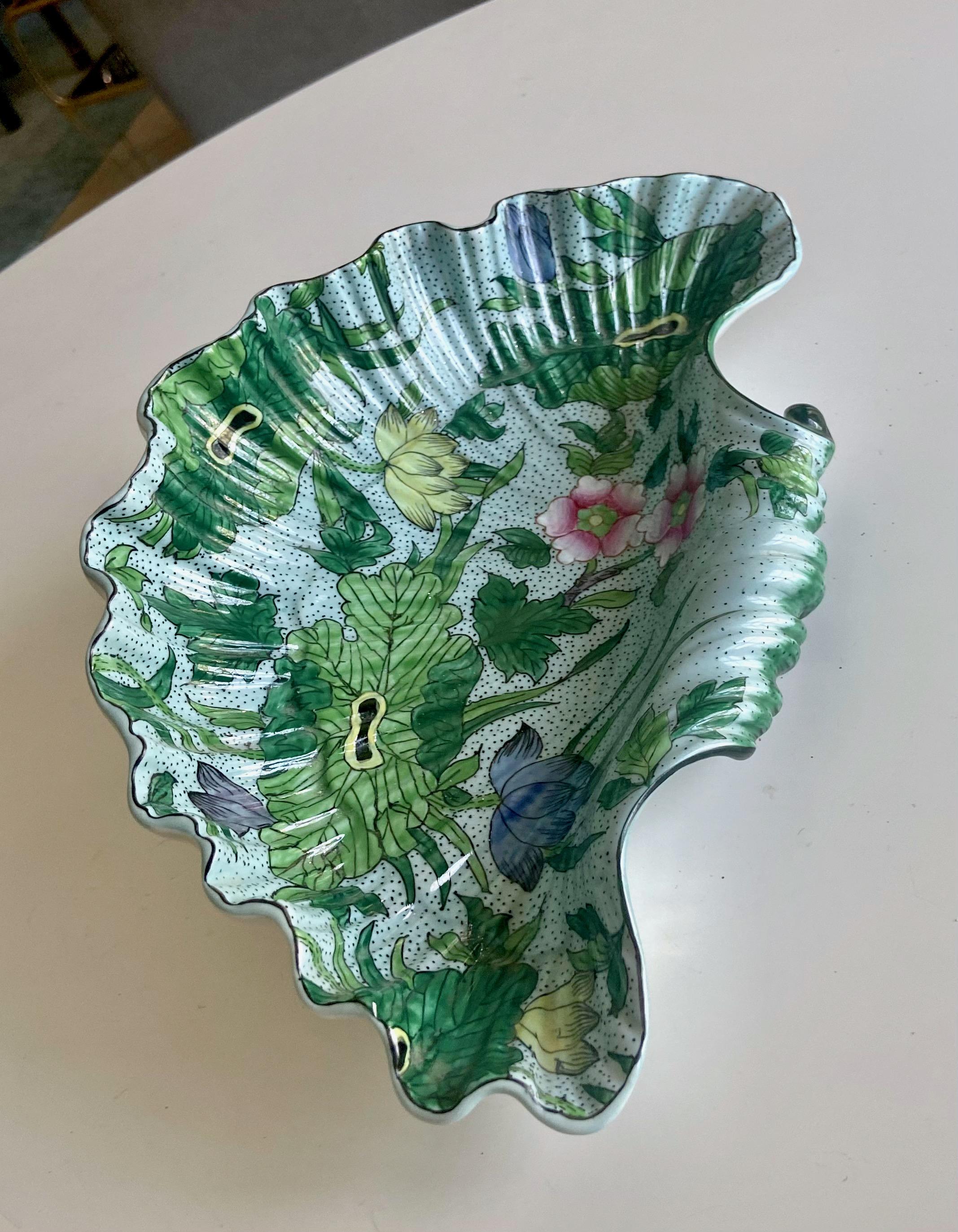 Porcelaine De Paris Clam Shell Bowl In Good Condition For Sale In Palm Springs, CA