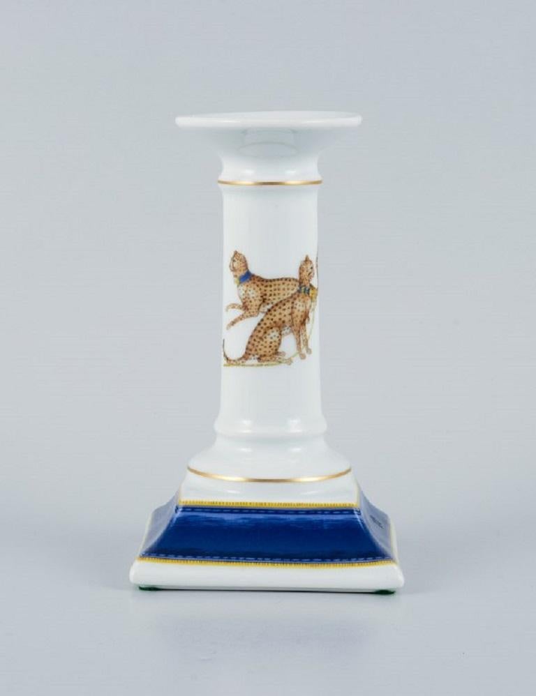 Porcelaine de Paris (Décor - Chasses Royales).
Candlestick and a small bowl /ashtray hand-decorated with cheetahs and gold decoration.
Approx. 1980s.
In perfect condition.
Marked.
Candlestick dimensions: H 14.5 x D 8.0 cm.
Bowl dimensions: L