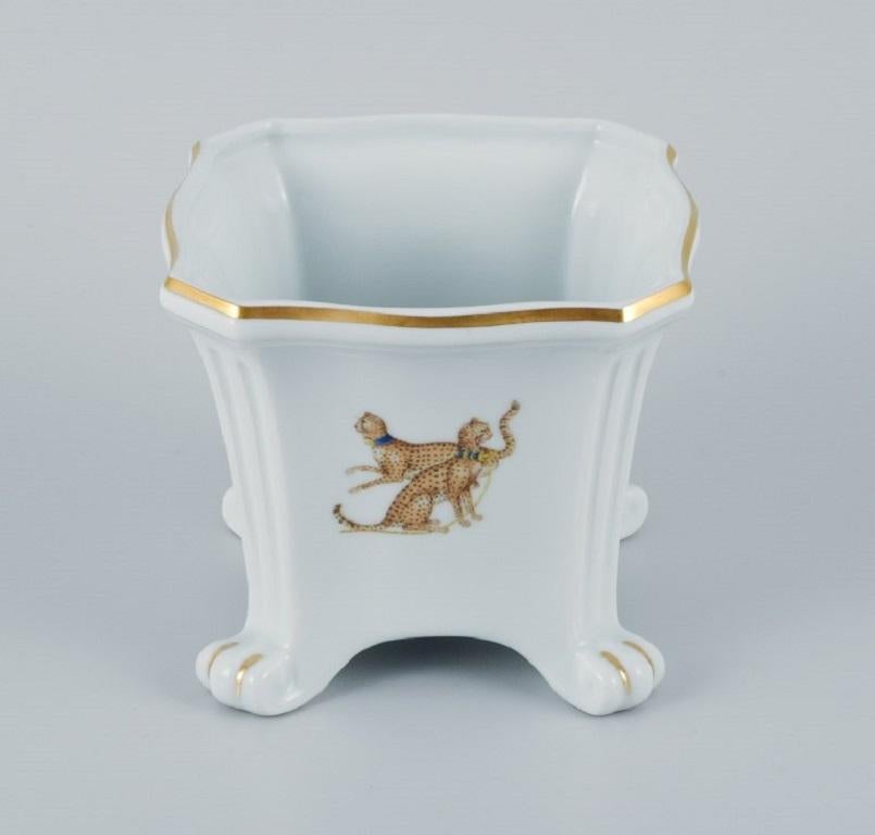 Porcelaine de Paris (Décor - Chasses Royales).
Flower pot hand decorated with cheetahs and gold decoration.
Approx. 1980s.
In perfect condition.
Marked.
Dimensions: H 11.5 x D 13.5 cm.