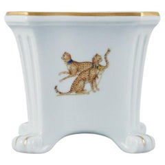 Porcelaine de Paris 'Décor, Chasses Royales', Flower Pot Hand with Cheetahs