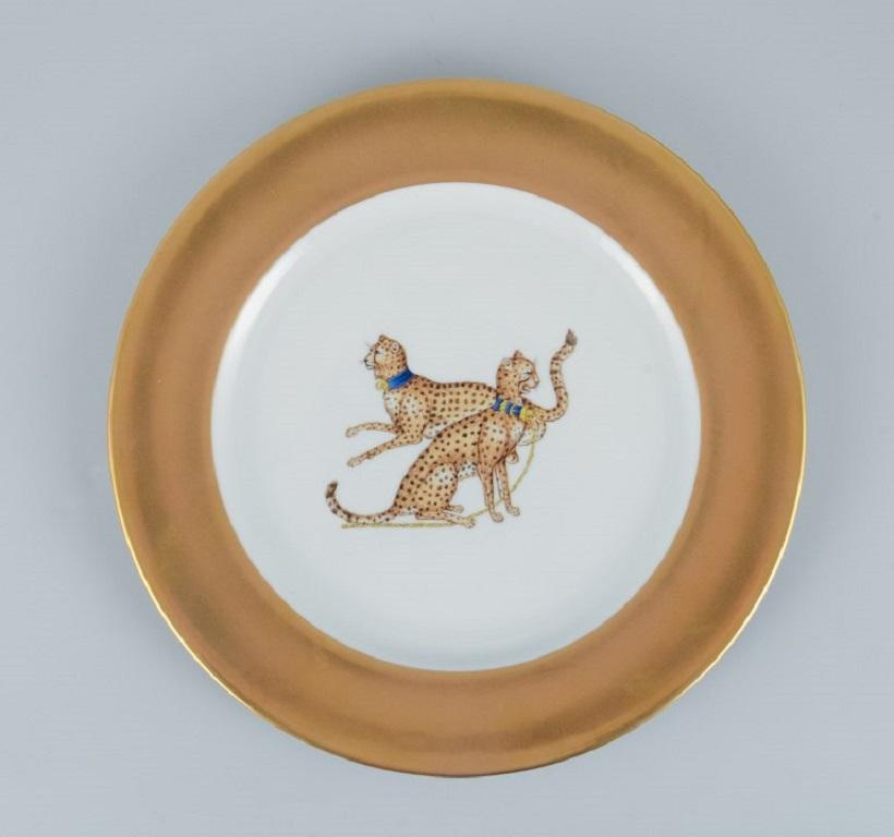 Porcelaine de Paris (Décor - Chasses Royales).
Four large cover plates hand decorated with cheetahs and gold decoration.
Approx. 1980s.
In perfect condition.
Marked.
Dimensions: D 29,7 cm.