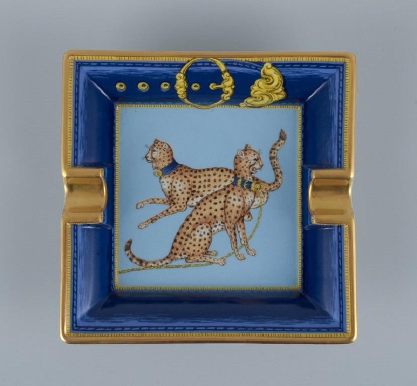Porcelaine de Paris (Décor - Chasses Royales).
Hand-decorated porcelain bowl / ashtray with cheetahs and gold decoration.
Approx. 1980s.
In perfect condition.
Marked.
Dimensions: D 18.0 H 4.0 cm.