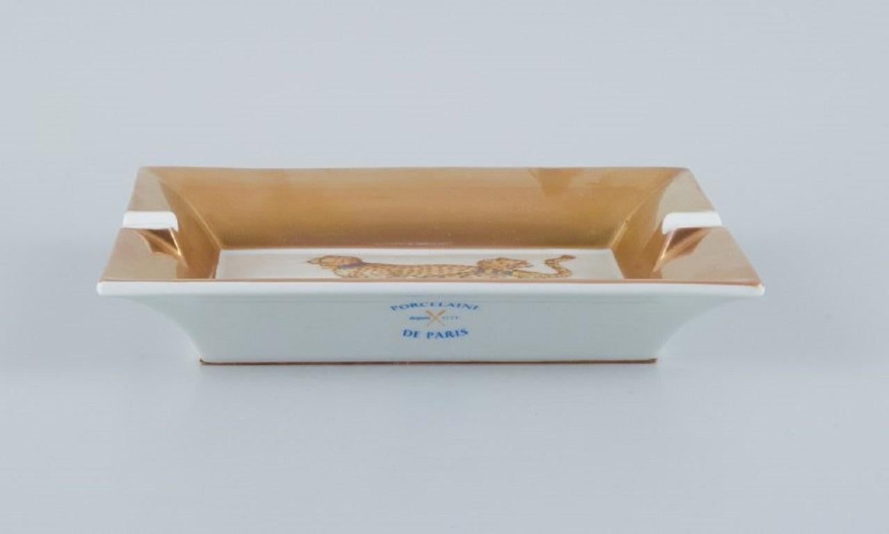 Porcelaine de Paris (Décor - Chasses Royales).
Hand-decorated porcelain bowl/ashtray with cheetahs and gold decoration.
Approx. 1980s.
In perfect condition.
Marked.
Dimensions: L 19,5 x B 16,0 x H 4 cm.