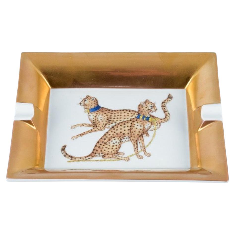 Porzellan aus Paris (Dekor - Chasses Royales). Handverzierte Schale mit Geparden im Angebot