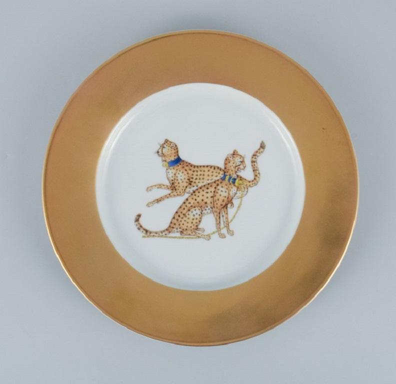 Porcelaine de Paris (Décor - Chasses Royales).
Two cover plates hand decorated with cheetahs and gold decoration.
Approx. 1980s.
In perfect condition.
Marked.
Dimensions: D 26,3 cm.