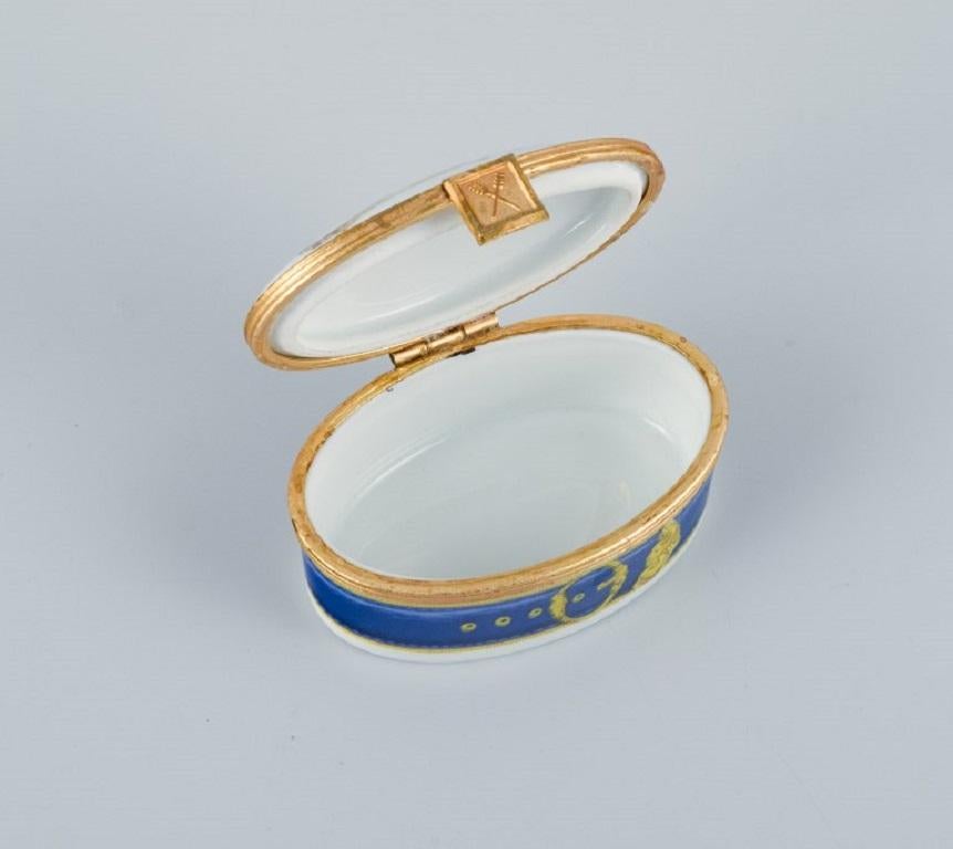 Porzellan aus Paris (Dekor - Chasses Royales). Zwei kleine Schachteln mit Deckel (Handbemalt) im Angebot