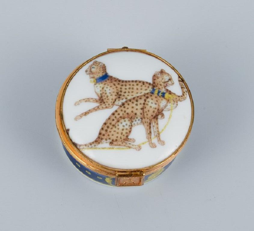 Porcelaine de Paris 'Décor, Chasses Royales', due piccole scatole con coperchio In condizioni ottime in vendita a Copenhagen, DK