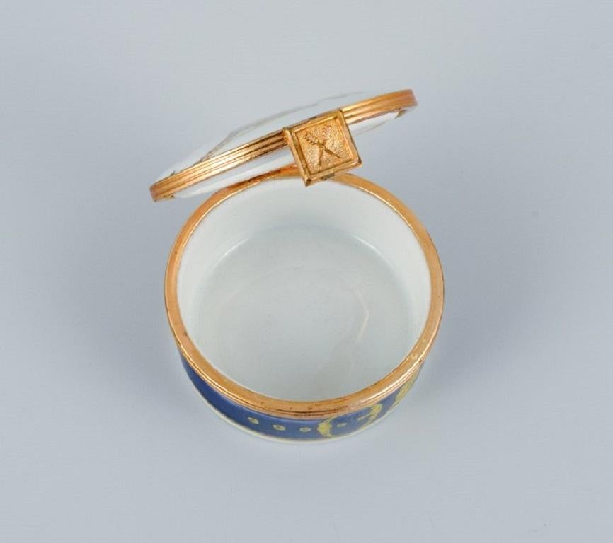 Fin du 20e siècle Porcelaine de Paris (Décor - Chasses Royales). Deux petites boîtes à couvercle en vente