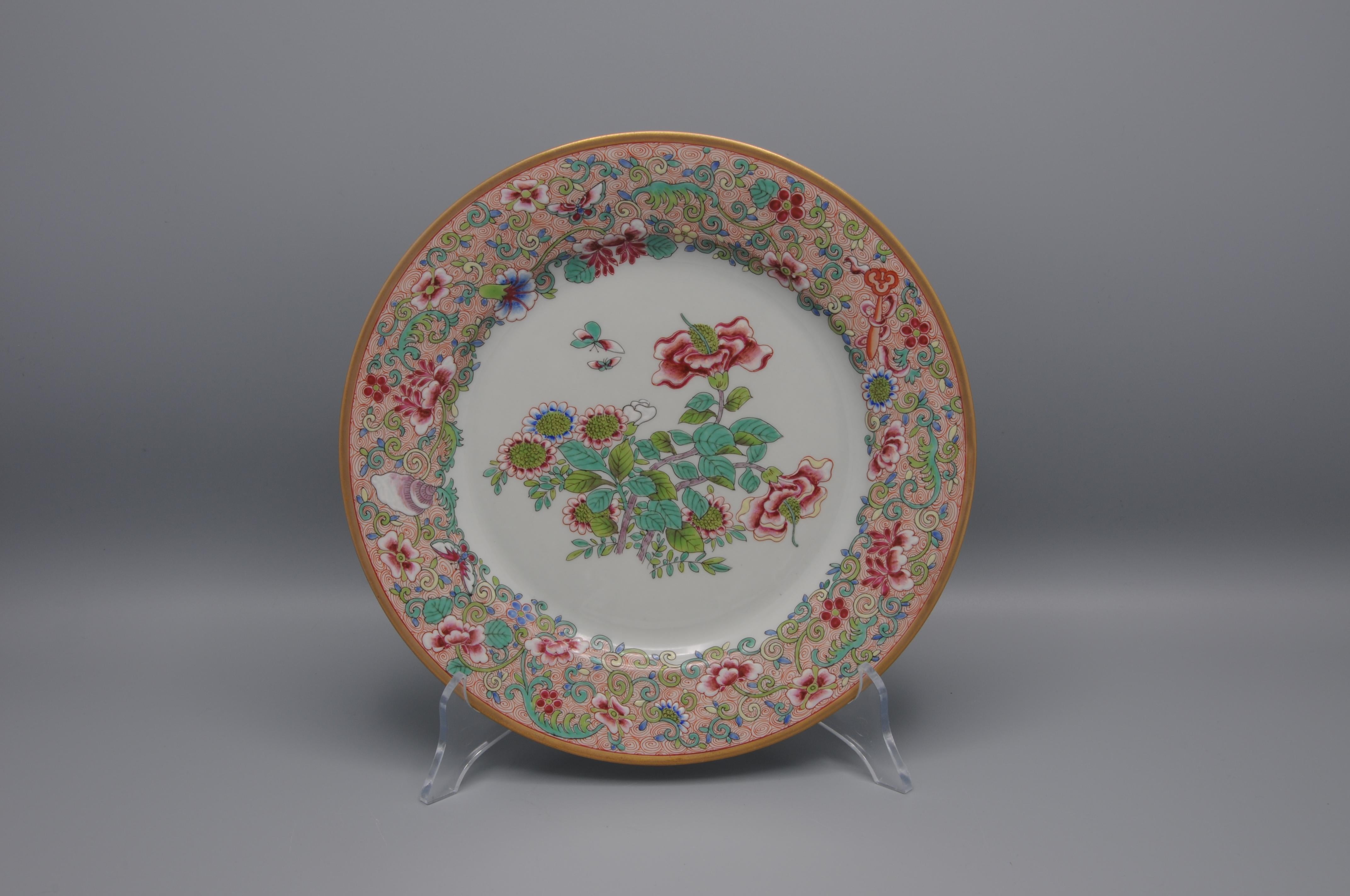 Famille rose plate by Porcelaine de Paris. Attractive handpainted Chinese style decoration of flowers and foliage, comprising shells and butterflies. 

Unmarked.

Perfect condition.